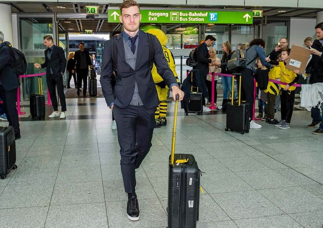 ボルシア・ドルトムントさんのインスタグラム写真 - (ボルシア・ドルトムントInstagram)「✈️ 🔜 #InterBVB  #werbung @oscar.jacobson」10月22日 18時08分 - bvb09