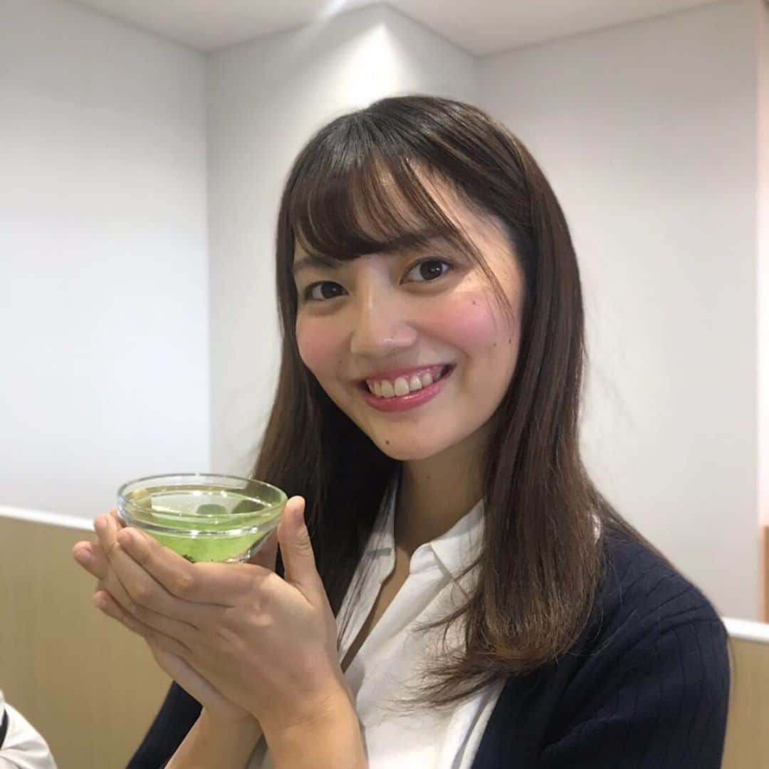 藤原美歩のインスタグラム：「. 皆さんお久しぶりです🌟 インスタ全然更新してなくてごめんなさい🙇‍♀️ じゃーん！！！自分で抹茶を挽いてご満悦な私です😂 真剣な眼差しで抹茶を集める私もぜひ見てください笑  この間 #ふじのくに茶の都ミュージアム に行ってきました！  実は私たちキャンパスラボ の静岡出身のメンバーでふじのくに茶の都ミュージアムのPRをすることになったんです👏  地元静岡が大好きなので、今回こんな活動に携わることができて嬉しいです✨  これから頑張って行くのでよかったら応援よろしくお願いします🙏  @ochamachi_diary のアカウントで私たちの活動の様子をもっと頻繁に載せているのでよかったらフォローお願いします🙇‍♀️ #キャンパスラボ #さわやかgreenteaラボ #静岡旅行 #静岡旅行🚗 #静岡観光 #静岡グルメ #日帰り旅行 #日本茶カフェ #ななや #ななや静岡店 #抹茶好きな人と繋がりたい #サロンモデル #静岡県出身 #日本茶好き #日本茶スタンド #抹茶好きにはたまらない #島田観光 #島田カフェ #島田ランチ #静岡スイーツ #作品撮り #茶の都ミュージアム #お茶🍵 #地域活性化 #カラーモデル #日帰り旅行🚗 #静岡女子 #フォロー希望 #静岡旅」