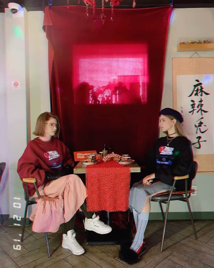 Chuuのインスタグラム：「Strawberry Milk 19fw "Milk Club"  락커룸에서 방금 나온것같은 편안함과 귀여움으로 디자인된 2019FW 스베밀 아이템들! 일상속에서 편하게 입을수있는 소재감과 디자인의 2019FW 컬렉션은 "Milk Club"이라는 주제로 출시됩니다.  실용적이며 편안한 룩에 유니크한 프린트와 로고플레이로 디자인된 19FW 스베밀. 하루빨리 밀크클럽에 조인하세요!  #chuuseoul @strawberrymilk_chuu」