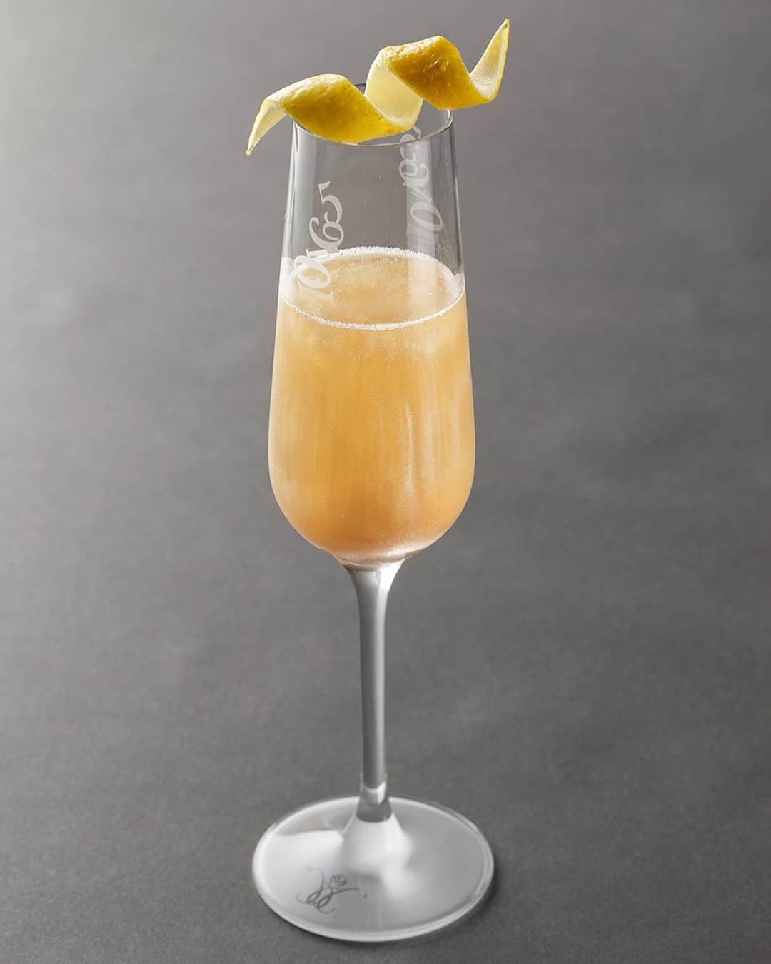 東京マリオットホテルさんのインスタグラム写真 - (東京マリオットホテルInstagram)「Seasonal Cocktail -CASABLANCA- ノスタルジーを掻き立てる「カサブランカ」をモチーフにしたエレガントな一杯。同名の映画に登場するシャンパンカクテルをアレンジしました。揺れ動くパールパウダーで“時の変化”を表した、エルダーフラワーの香り広がる華やかなカクテルです。 #tokyomarriott #東京マリオットホテル #フランクミュラー #franckmuller #tmh_fm #marriottbonvoy #marriotthotels #travelbrilliantly #hotel #ホテル #東京 #tokyo #tokyotravel #tokyogourmet #instagramjapan #instagram #カクテル #cocktail #bar #cocktailoftheday #drinkstagram #cocktailbartender #cocktailbar #cocktailsofinstagram #drinkoftheday #mixology #cocktailgram #casablanca #champagne #citrus」10月22日 18時17分 - tokyomarriott