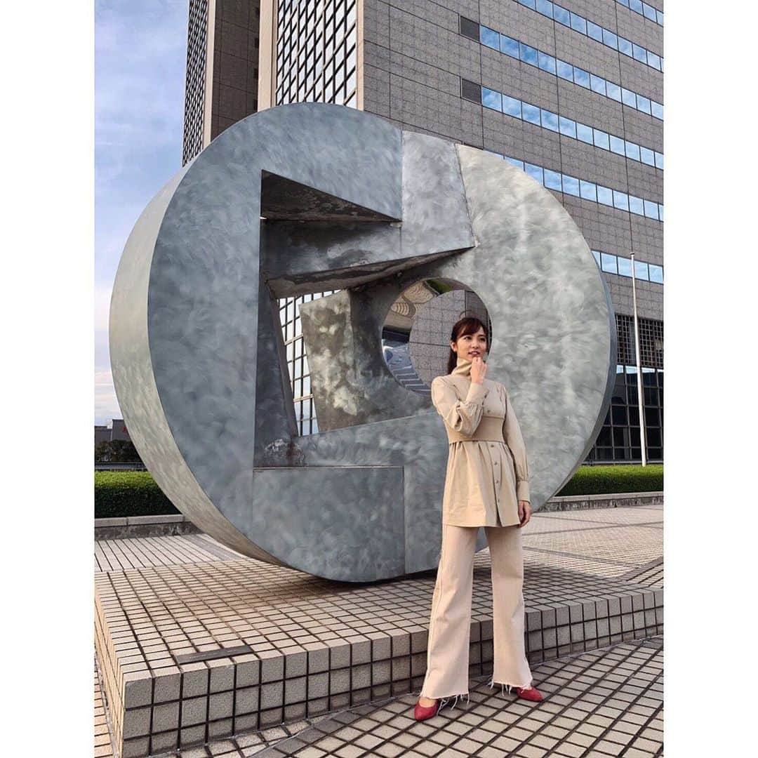 石川恋さんのインスタグラム写真 - (石川恋Instagram)「今日も朝から撮影中。 衣装で着たこのパンツが可愛すぎてお買い取りしちゃった👖💓#RIMARK」10月22日 18時22分 - ren_ishikawa