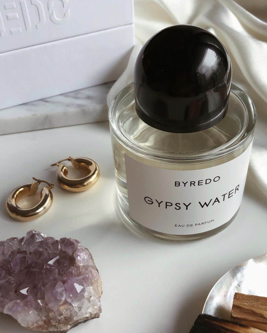 中世古麻衣さんのインスタグラム写真 - (中世古麻衣Instagram)「ＧＹＰＳＹ ＷＡＴＥＲ  最近お気に入りの香り。 @isetan_beauty @officialbyredo  空気が冷たくなってくると、なぜか甘い香りを纏いたい気分に。ひんやりしたシーツに柔らかくて爽やかなベルガモットとバニラが心地いいというか。 ウッドやお香も間違いなく顔を出すし一言では表せない複雑さがあるのだけど、全く重くない。 香りの事に詳しくはないけれど、このGYPSY WATERは誰かの記憶や想像の世界に入り込んだかのような感性に訴えかけてくる香りなの。  まだ自分の好きな香りに出会えてない方や新しい香りが欲しい気分な方へ。 伊勢丹新宿店 本館1階のフレグランスコーナーが、明日10月23日(水)さらなる進化を遂げてリフレッシュオープンするそう。 BYREDOをはじめ新ブランドも仲間入りし、ますます楽しいフロアに。  本館6階では、明日まで香りの祭典「ISETAN SALON de PARFUM」を開催中。 公式アカウント @isetan_beauty でもキャンペーンを開催しているそうなので要チェック。  #ISETANSALONDEPARFUM #BYREDO#gypsywater #サロンドパルファン#イセタンサロンドパルファン#バイレード#伊勢丹新宿店#isetanshinjuku#isetan #isetan_beauty #PR」10月22日 18時24分 - mainakaseko