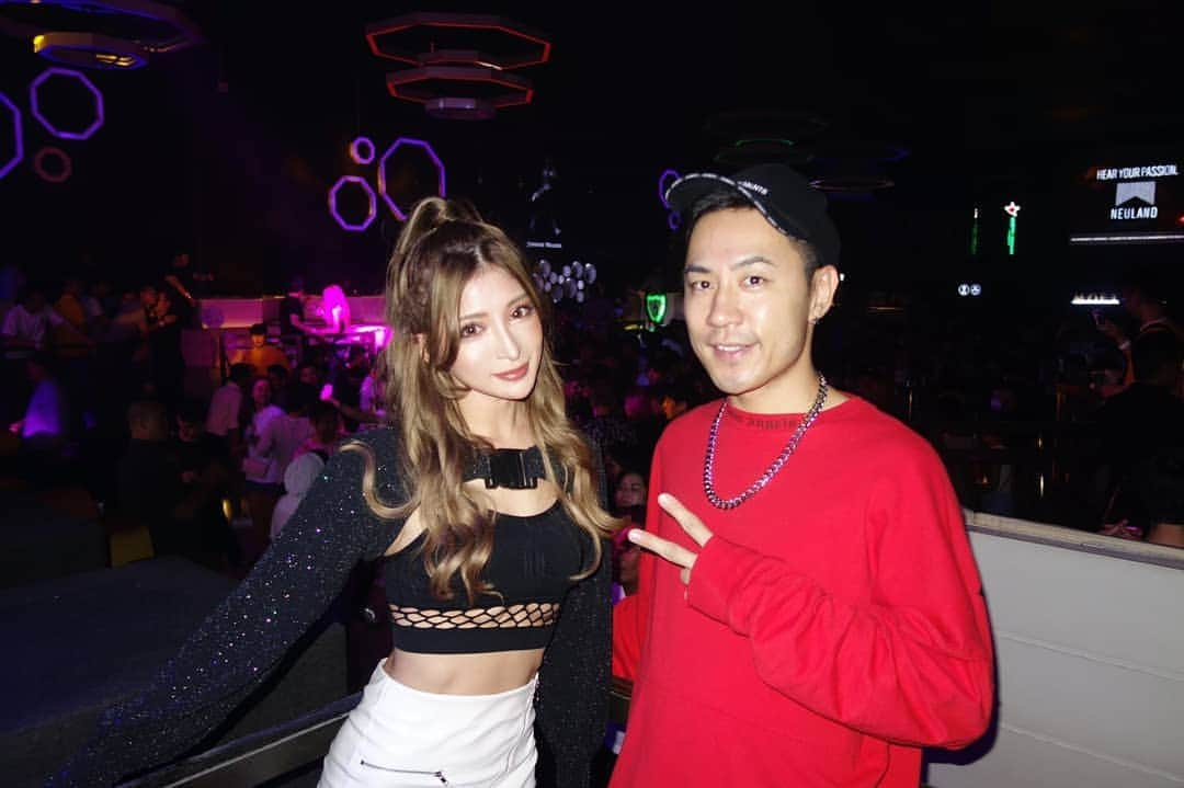 DJ DAIKI（若林大輝）さんのインスタグラム写真 - (DJ DAIKI（若林大輝）Instagram)「Electro Beach Festival 前夜祭 with YUNKORO at OQTAGON！ . 今回で13回目となったセブ島のエレクトロビーチフェスの前夜祭は日本🇯🇵代表としてDJ YUNKORO（@yunkoro519 ）を セブ最大のクラブオクタゴンにキャスティングして前夜祭は1500人オーバーで最高の盛り上がりとなりました🔥🔥🔥 . 1年前に海外デビューしてから たった1年でこの景色を見れるまでに 成長したゆんころちゃんを DJブース後ろで見ていると 非常に感慨深く . 彼女のこれからの成長が 更に楽しみになった 忘れられない日。 . これからも自分自身が 海外に出ていくだけでなく 日本🇯🇵の素晴らしい才能があるDJを どんどん海外に出していきたい！！ . From Japan to all over the world!!!」10月22日 18時28分 - daiki.wakabayashi