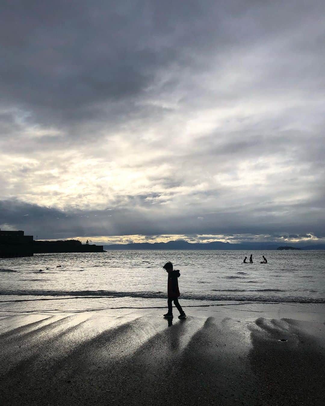 小川哲史のインスタグラム：「貝探し👨‍👦」