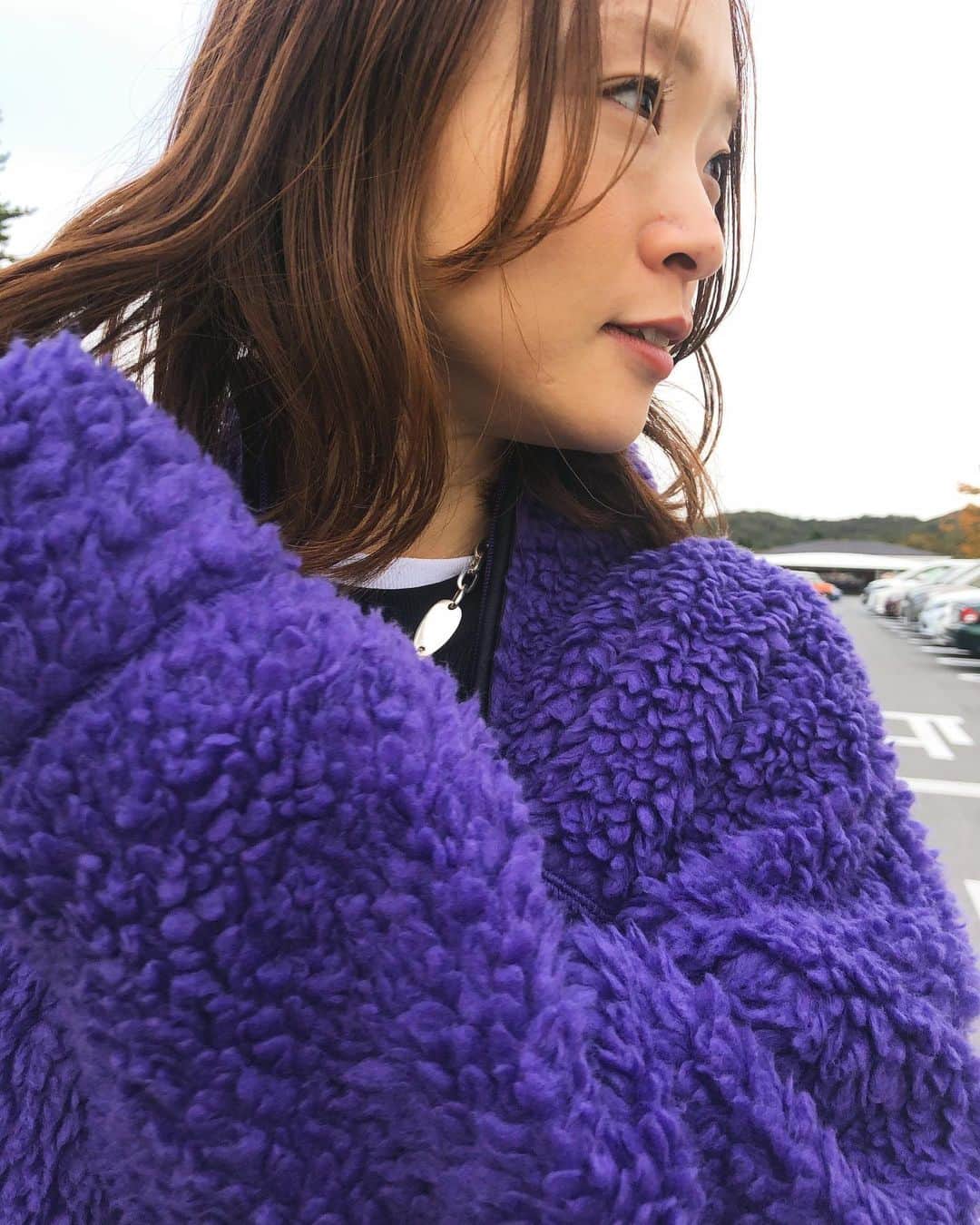 のインスタグラム：「軽井沢に来ております。 こっちは寒いからボアがちょうどいいよー！Aラインにしてるから大人っぽく着れます！ 明日はもう少しあったかいかな😇🍁あの場所に行くのだ🥺💕 #mihonano #champion #🍇」