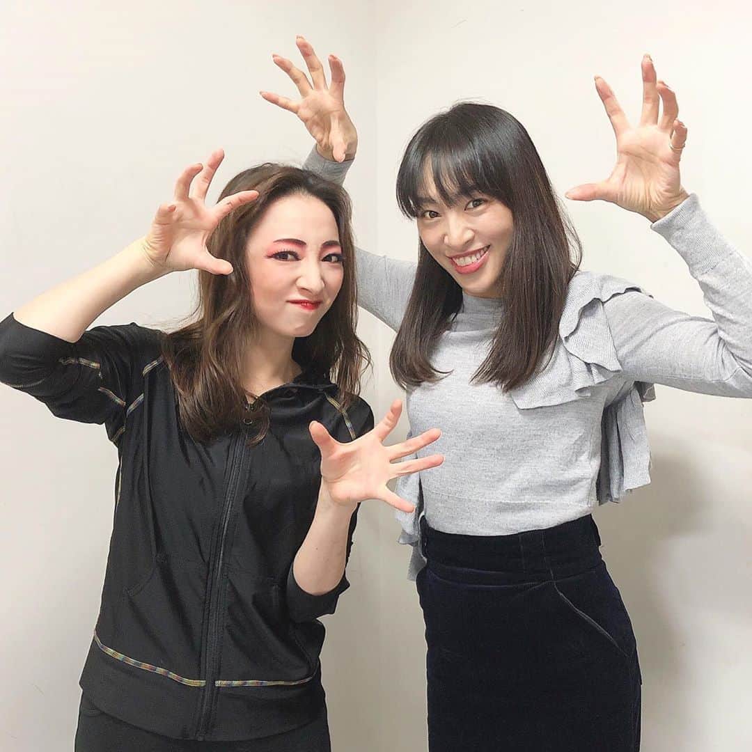 白羽ゆりのインスタグラム：「キム(音月)が観に来てくれました。  玉梓ポーズ！！ ただ、舞台上で一度もこのポーズしていない…ざっくりな2人でした🤣」