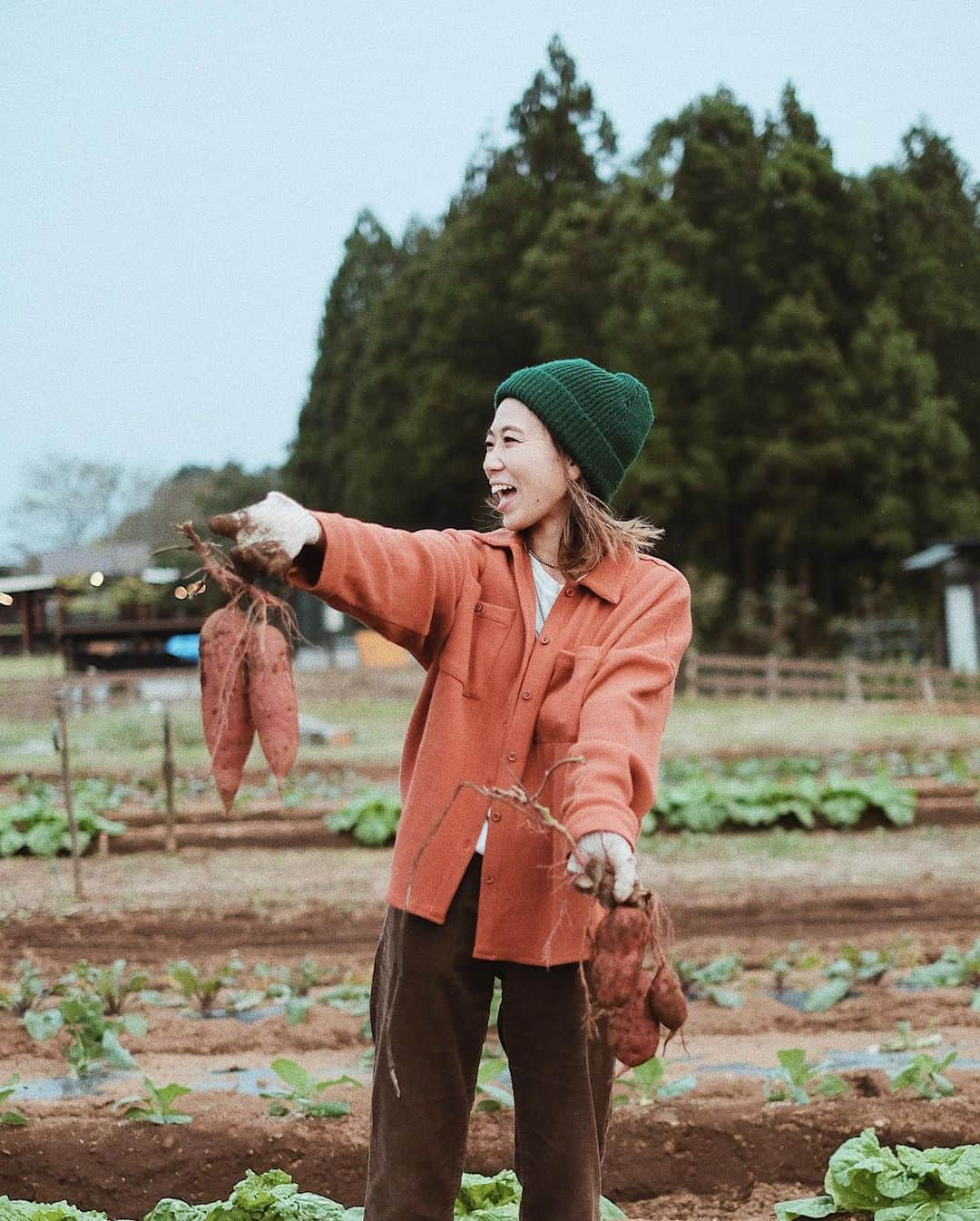 Y U R I Eさんのインスタグラム写真 - (Y U R I EInstagram)「焚き火で焼き芋🍠🍂🔥 先日THE FARMで収穫したサツマイモ！ #紅あずま と #シルクスイート  食べ比べしたら甘みや食感が結構違くてびっくり😳‼️ 紅あずま→ほっくほくで、焼き芋ってコレだよね！🤤👍 シルクスイート→しっとりねっとりな感じで甘くてもはやスイーツだった😳💗 もっと種類増やして比べてみたい🍠🍠🍠 📷 // #fujifilmxt1  #camp#camping#bakedsweetpotato#キャンプ#焚き火#アウトドア#そとごはん#焼き芋#旬#秋の味覚#収穫」10月22日 18時44分 - yuriexx67