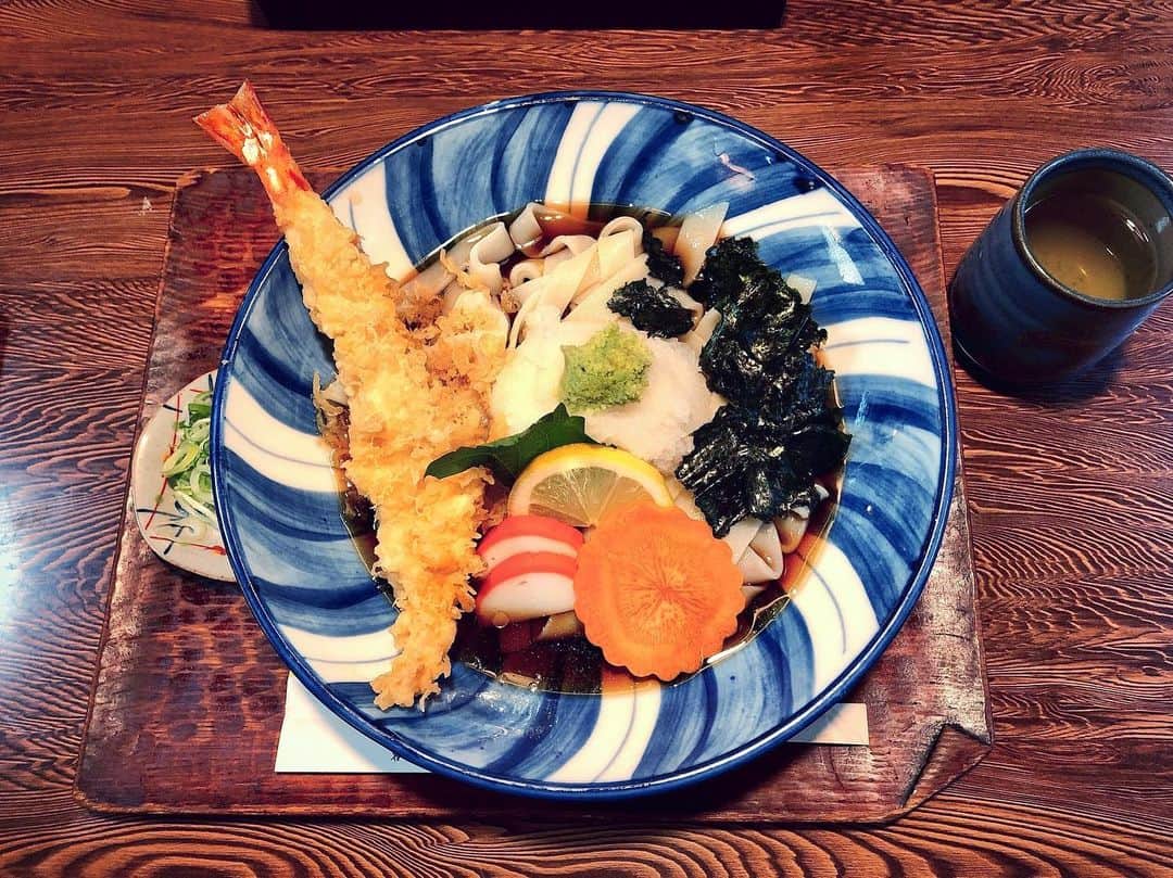 南雲穂波さんのインスタグラム写真 - (南雲穂波Instagram)「名古屋名物#きしめん ✨ 今週末10/26は#きしめんの日 だそうです☺️ 昨日は断食の話をしましたが、安心してください(?)食べまくっていますよ！ ・ きしめんの特徴はツルツル感→2(ツ)6(ル)ということ！ ご当地麺総選挙を見てからずっと、食べたくてうずうずしていました. ・ 海老の天ぷらが巨大な#えびおろしきしめん 🍤 平たい形状のうどんには歯を押し返してくるような弾力があって美味しかったです☻ ・ 麺をすするのが苦手で、うどんはラーメンや蕎麦よりもっと難しいです… 音を立ててすすれるようになる前に食べ終えてしまう😱 先週のストーリーに麺を上手くすするアドバイスのメッセージを下さった方、ありがとうございます🙇‍♂️✨ ・ #川井屋 #百名店 #うどん百名店 #名古屋めし #名古屋グルメ #アナウンサー #名古屋 #nagoya #ナグルメ #南雲穂波」10月22日 18時45分 - honami_nagumo_nbn