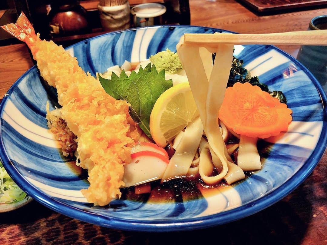 南雲穂波さんのインスタグラム写真 - (南雲穂波Instagram)「名古屋名物#きしめん ✨ 今週末10/26は#きしめんの日 だそうです☺️ 昨日は断食の話をしましたが、安心してください(?)食べまくっていますよ！ ・ きしめんの特徴はツルツル感→2(ツ)6(ル)ということ！ ご当地麺総選挙を見てからずっと、食べたくてうずうずしていました. ・ 海老の天ぷらが巨大な#えびおろしきしめん 🍤 平たい形状のうどんには歯を押し返してくるような弾力があって美味しかったです☻ ・ 麺をすするのが苦手で、うどんはラーメンや蕎麦よりもっと難しいです… 音を立ててすすれるようになる前に食べ終えてしまう😱 先週のストーリーに麺を上手くすするアドバイスのメッセージを下さった方、ありがとうございます🙇‍♂️✨ ・ #川井屋 #百名店 #うどん百名店 #名古屋めし #名古屋グルメ #アナウンサー #名古屋 #nagoya #ナグルメ #南雲穂波」10月22日 18時45分 - honami_nagumo_nbn