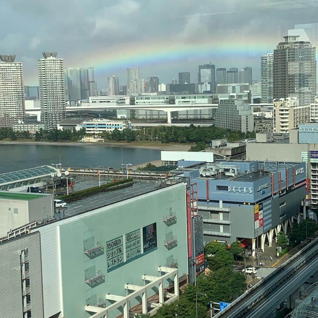 高橋茂雄さんのインスタグラム写真 - (高橋茂雄Instagram)「レインボーブリッジに虹が！！ こんな大っきい虹見たことないぐらい。 奇跡をみた気がしました！！」10月22日 18時50分 - shigeo0128