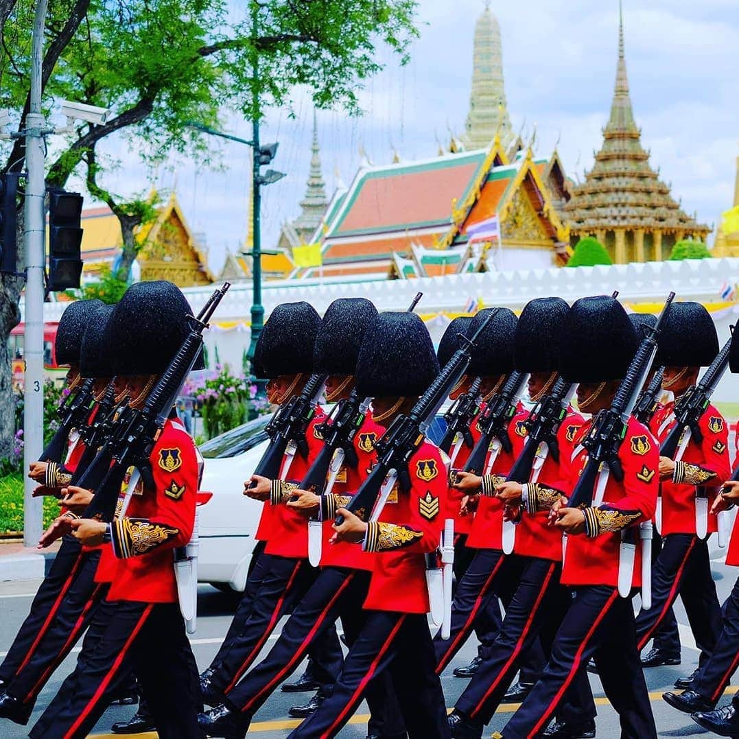 タイ国政府観光庁さんのインスタグラム写真 - (タイ国政府観光庁Instagram)「⠀ ＼🇹🇭サワッディー・カー🇹🇭／⠀ ⠀ 今週の #こんなタイ知らなかった は、バンコク王宮周辺での近衛兵による行進風景💂✨⠀ ⠀ 宮殿を守る衛兵は今も常駐しており、運がよければ、警備交代の際に動く近衛兵を見ることができますよ☺️⠀ ⠀ @pomkalen さん、コップン・カー🙏✨⠀ ⠀ ・・・・・・・⠀ 今まで知らなかったタイの魅力を見つけたら、ハッシュタグ #こんなタイ知らなかった をつけて投稿して下さい🌸⠀ ⠀ こちらでご紹介させて頂くことがあります。皆さまからの投稿をお待ちしています😊⠀ ⠀ #repost #タイ #バンコク #王宮 #こんなタイ知らなかった #もっと知りタイ #タイ旅行 #バンコク旅行 #ファインダー越しの私の世界 #写真好きな人と繋がりたい #旅好きな人と繋がりたい #旅行好きな人と繋がりたい  #海外旅行 #thailand #bangkok #GrandPalace #amazingthailand #thailandtravel #thailandtrip #thai #thaistagram  #lovethailand #thainess」10月22日 18時50分 - amazingthailandjp