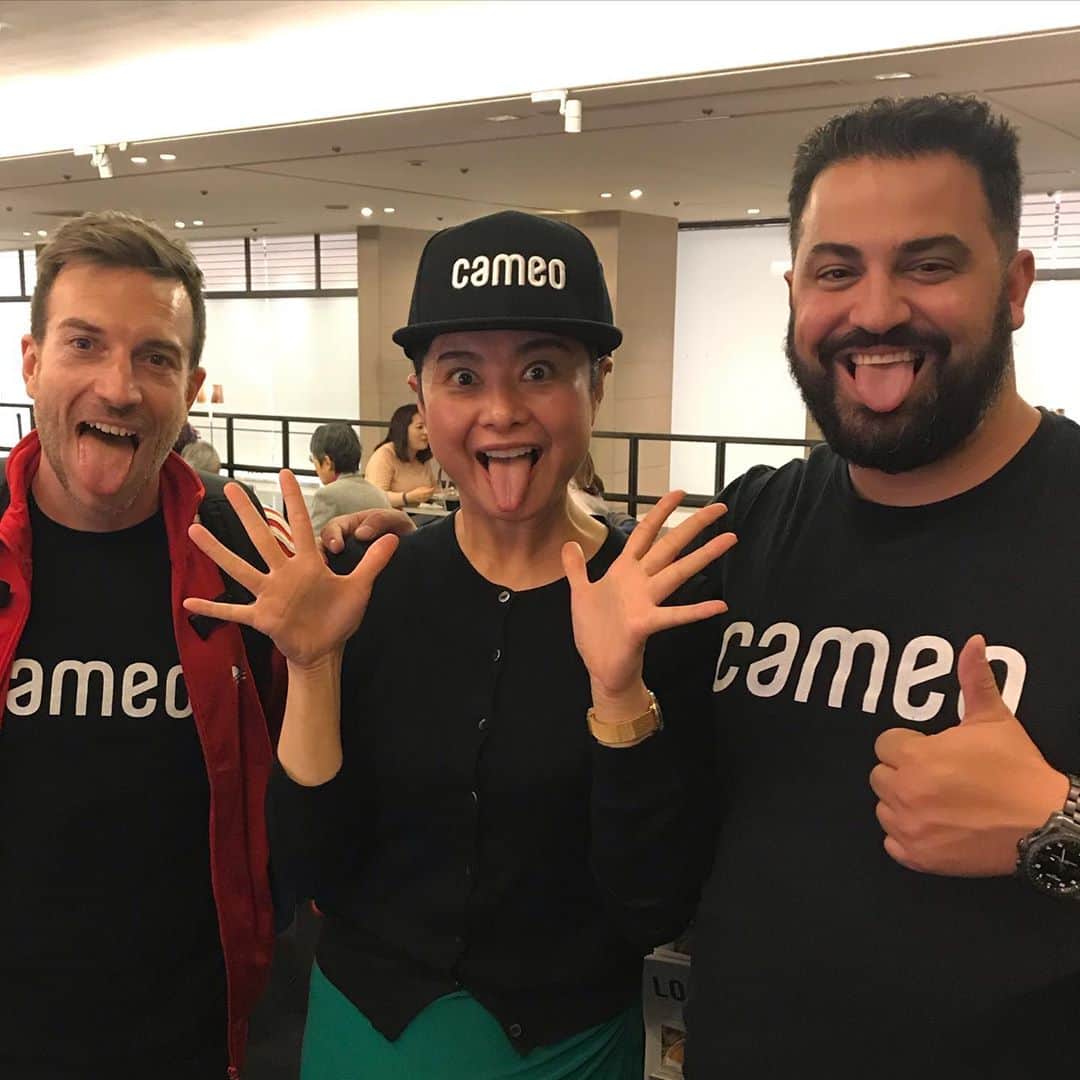 間々田佳子のインスタグラム：「アメリカで話題の動画サービス #Cameo の皆さんとご挨拶 #facialyoga #facialyogamamada」