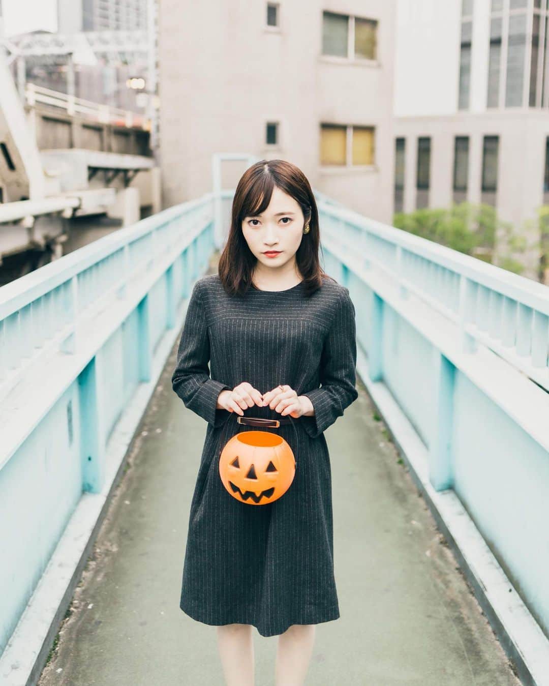 末井櫻子のインスタグラム：「ハロウィンVer. 期間限定アイコン👻🖤 ． ． ． 今回もめちゃめちゃいい感じに撮ってくれてありがとう🤤🙏🏻 @photoby_yuki ． ． ． #期間限定アイコン #ハロウィンver #🎃 #服装から溢れ出す魔女感 #因みにお母さんのおさがり #ハロウィン #被写体 #ポートレート #撮影  #大阪 #阪急電車 #歩道橋  #末井櫻子」