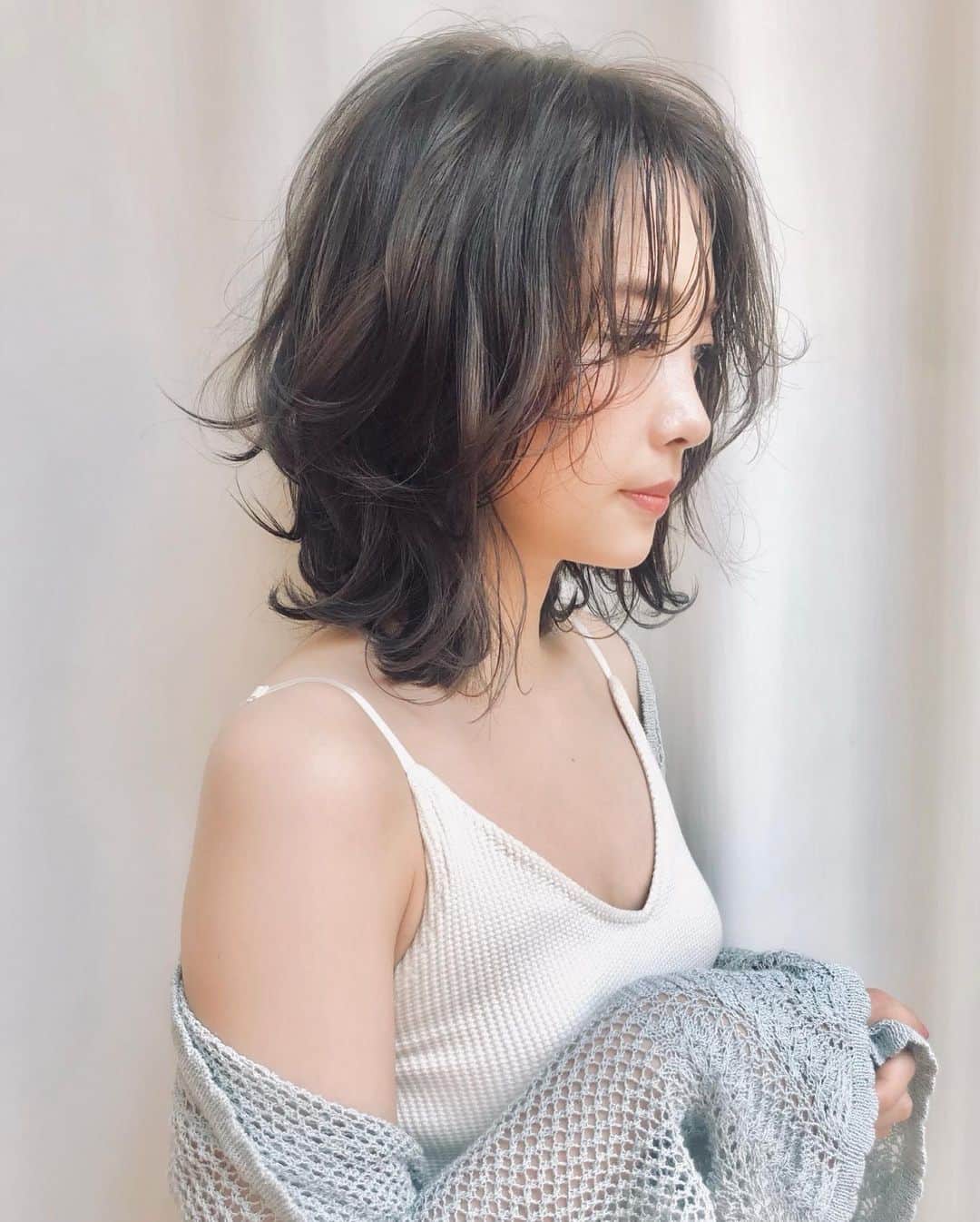 のインスタグラム：「10月になって髪色ちぇんじ〜！ 安定のイルミナカラー✌️ 今回は #イルミナスターダスト でグレーアッシュ系の暗めにしてみました💁🏻‍♀ 透明感とツヤ感がでて大満足〜！ 秋っぽくなって良かった🥺 ・ @wellapro_japan 新登場カラーで プレゼントキャンペーンあるようなのでチェックしてみてね！  @votanhairdesign @kana268v  #イルミナカラー #秋ヘアー #秋 #hair #haircolor #ILLUMINACOLOR #イルミナカラー #ヘアカラー#髪色チェンジ #アッシュグレー」