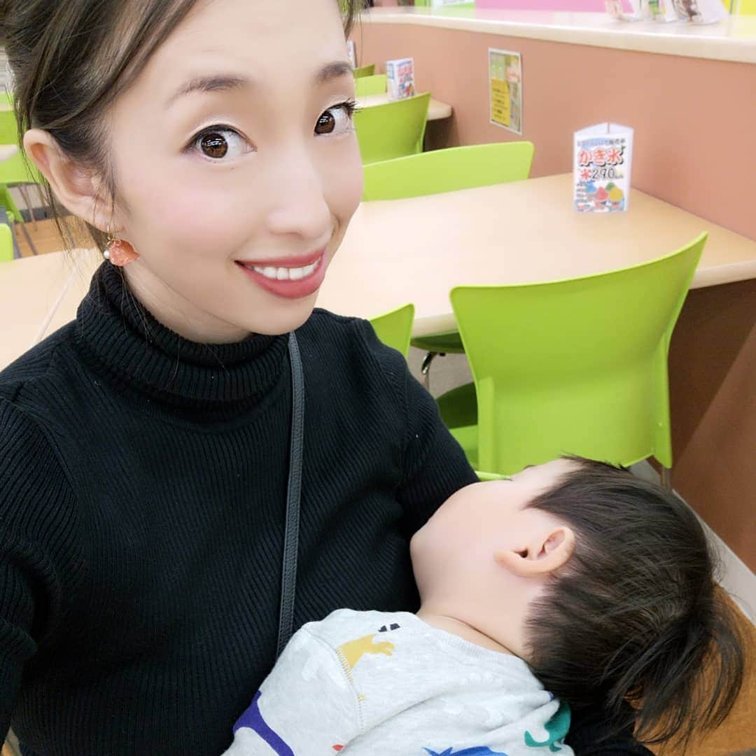 彩歌しおんさんのインスタグラム写真 - (彩歌しおんInstagram)「★休日ー★  今日、雨すごかったなぁー😭  休前日は夜更かしデーということで幼稚園後にドライブがてらファンタジーキッズへ✨  あーゆー遊び場大好き❤️ 子供にも親にもやさしいスポット😌  次男は爆睡、、、👦 最後の1時間だけ遊びました😊  #ファンタジーキッズリゾート #室内遊び場 #爆睡 #男の子育児 #男の子コーデ #男の子ママ #2歳差 #兄弟コーデ #3歳 #1歳 #お揃いコーデ #親バカ #親バカ部 #followers #followme #instalikes  #幼稚園ママ #宝塚 #こどもとおでかけ #こどもと暮らす #ママリ #黒ニット #着まわしコーデ 笑 #秋服 がない、、」10月22日 19時25分 - shion_arisa