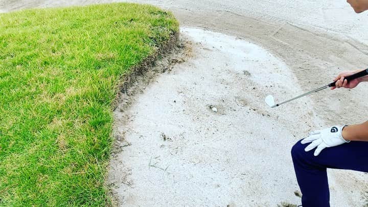 AKIのインスタグラム：「今までのゴルフ人生で一番難しかった😂  #ゴルフ #golf #バンカー #めっちゃ目玉」