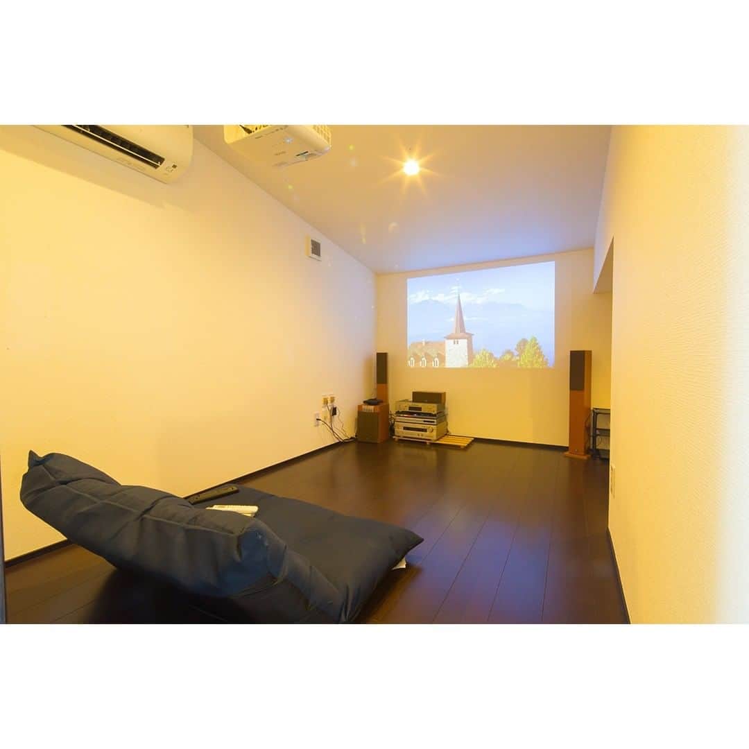 homelife 夢を叶える暮らし方のインスタグラム：「【憧れのルームシアター】 . . 大画面で映画やゲームを楽しめる、 とっておきの自分だけのお気に入りの場所！ . . こちらのお家はアーキホームライフのお施主様邸の施工写真です。 その他の施工写真は、 @homelife_gallery のURLからご覧いただけます。 . 家づくりの資料請求はコチラから @homelife_shiryou . . #ルームシアター #趣味部屋 #お気に入りの場所 #映画鑑賞 #大画面 #こだわり #京都で家を建てる #大阪で家を建てる #兵庫で家を建てる #マイホーム計画 #ローコスト住宅 #マイホーム #夢のマイホーム #間取り #シンプルな暮らし #暮らしを楽しむ #注文住宅 #自由設計 #デザイン住宅 #myhome #family #house #home #homelife_京都 #homelife_大阪 #homelife_兵庫 #ホームライフ #ホームライフ100 #アーキホームライフ」