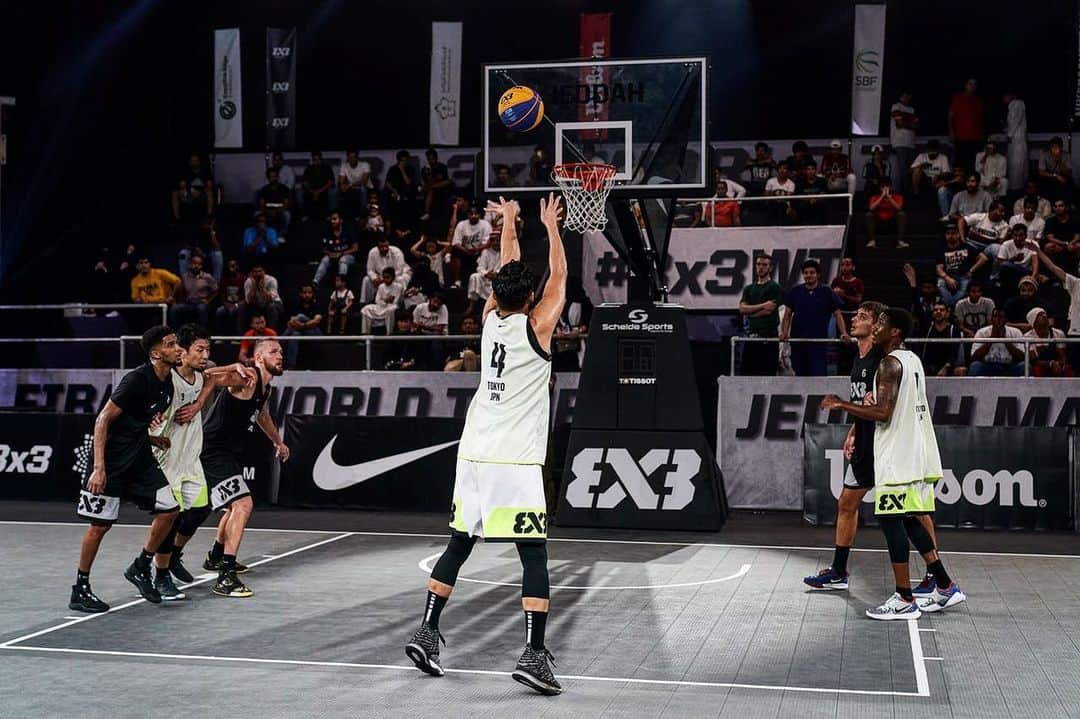 落合知也のインスタグラム：「今年の春から海外を中心に毎週末ずっと3x3の試合をこなしてきたけど、今回のワールドツアーでシーズンが終了。本当にタフで長かった。シーズン中に沢山の試練があったし、犠牲にしたものもあったけど、どんなにタフな状況でも戦うメンタルやフィジカルやスキルも間違いなくレベルアップしたと胸張って言える。ただ自分が思い描いていた目標にはまだまだ程遠いし、勝負所でいくつものゲームを落としてきた。その大事な局面を思い出すともう絶対に負けたくねー。 個の能力をもっと磨いて、勝負所でゲームを決めれるように。その為により一層トレーニングしてきます。 そして、TOKYO DIMEに移籍してきて初めてのシーズンだったけど、TOKYO DIMEに来れて良かった。多くの勝負所を任せてもらい、自分にボールを集めてもらい勝負してきた。TOKYO DIMEに来なかったら今シーズンの自分の成長は無かったと思う。夜中だろうが早朝だろうがどんな時もサポートをしてくれたスタッフ、国内外で活動を支援してくれたスポンサー、ライブ配信や現場で声援を送ってくれたファンの皆様にも心から感謝します。本当にありがとうございました。 最後に、あるFIBAスタッフにこんな事を言われました。お前は長年この場所に居続けてプレイしていて尊敬すると。ふと自分のキャリアを思い返したら感慨深いものがあった。 世界に挑戦なんて簡単な言葉で言い表せない程過酷で、立ちはだかる壁が大きく心が折れそうになる時もある。でも簡単じゃないからこそ価値があり純粋に勝負が楽しい。これは3x3でしか味わえない。これからも世界にチャレンジし続け、待ち構えているだろうビッグゲームをモノにして力を証明したい。 #3x3 #fiba3x3 #3x3wt #tokyodime #fromthestreetstotheolympics」