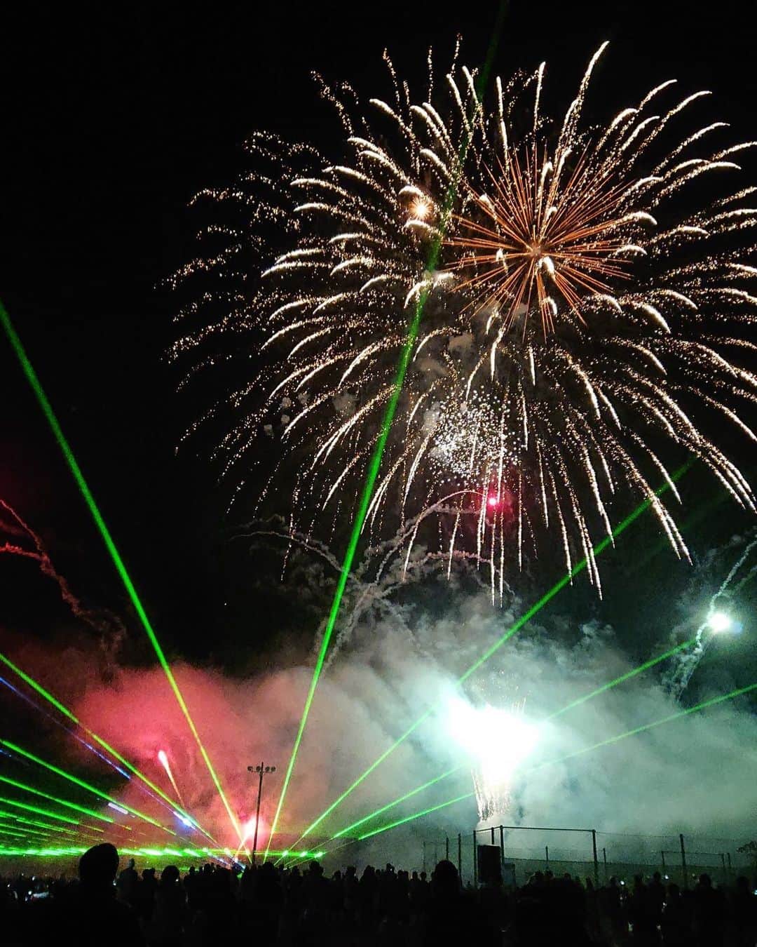 ミッチーのインスタグラム：「先日のひおき秋祭り花火大会in鹿児島 観てくださったたくさんの方々、ありがとうございました！！ ステージ前に集まってくれて踊ってくれたみんな嬉しかったよう、ありがとう！ すげー感動的だった花火の様子はハイライトに残しました とっっっても綺麗だった！！スタッフの皆様ありがとうございました、お疲れ様でした！！ #ひおき秋祭り花火大会」