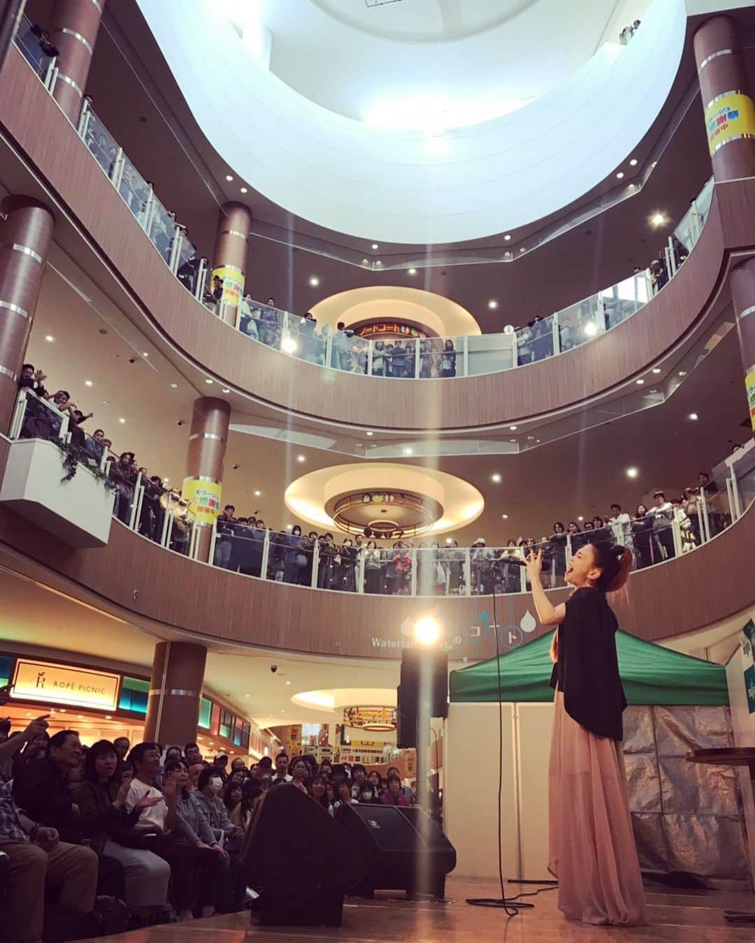 小柳ゆきのインスタグラム：「モラージュ菖蒲リリイベ、来てくれた皆様、足を止めてくれた皆様、ありがとうございました🤩 . . 次は10/26の岡山県アリオ倉敷にて、リリイベとFM岡山の公開生放送に出演します!! お近くでお時間ある方は是非✨」