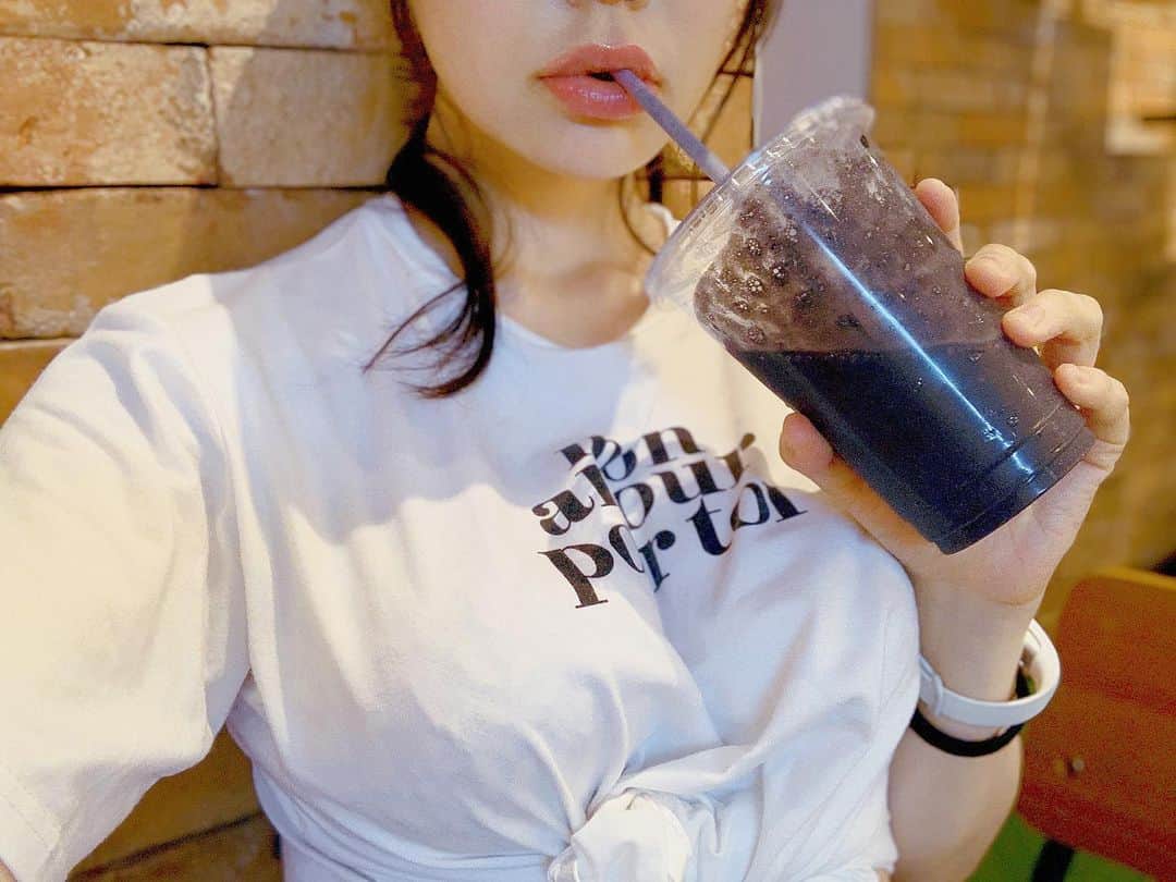 渋谷ゆりのインスタグラム：「吃什麼就像什麼。I am what I eat. 食べたものでカラダも肌も髪も出来てるから、口に含むものは健康、美容に良いものにしてる♡ #表参道 #smoothie #charcoalsmoothie #スムージー #南青山 #organic #vegan #オーガニック #ヴィーガン #ヴィーガンカフェ #美容オタク #美容 #美肌 #ダイエット #筋トレ女子 #健身 #減肥 #口紅 #グロス #チャコール #chacoal #美白 #くびれ」