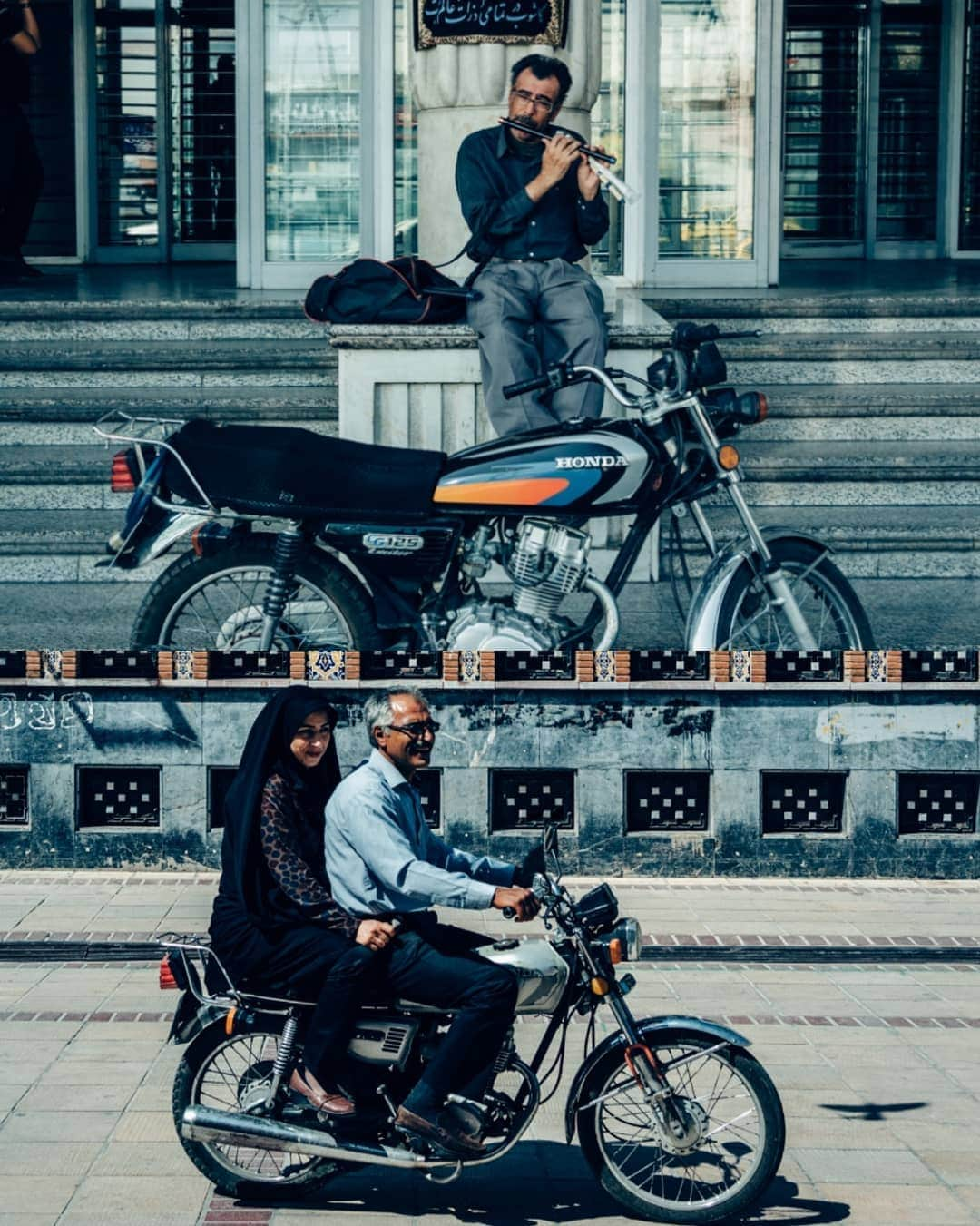 VuTheara Khamさんのインスタグラム写真 - (VuTheara KhamInstagram)「Shiraz, Iran (2019) ❤️🇮🇷 It's a series of pictures taken in Shiraz around the Bazaar, focus candid shot and street photography. . @feeliran #letsfeeliran #iran #irantravel #streetphotograhy #fromstreetswithlove #capturestreets #streets_storytelling #grainisgood #zonestreet #lightbox #gf_streets #streetdreams #streetphotographyworldwide #hcsc_street #aspfeatures #streetphotographersmagazine #cobblescope #bestofstreet #streethoney #lifeframer #street_is_life #in_public_collective #everybodystreets #friendsinprofile #lensculture_streets #aboutstreetphotography #photoobserve #lensculturestreets #spicollective #streetleaks」10月22日 19時36分 - vutheara