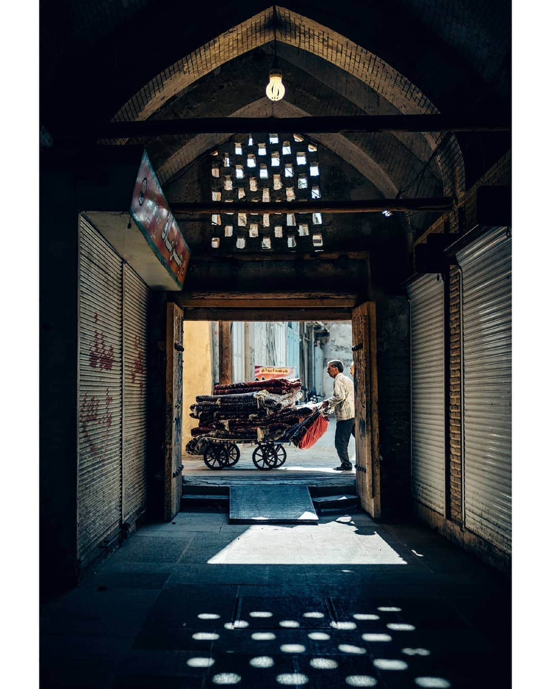 VuTheara Khamさんのインスタグラム写真 - (VuTheara KhamInstagram)「Shiraz, Iran (2019) ❤️🇮🇷 It's a series of pictures taken in Shiraz around the Bazaar, focus candid shot and street photography. . @feeliran #letsfeeliran #iran #irantravel #streetphotograhy #fromstreetswithlove #capturestreets #streets_storytelling #grainisgood #zonestreet #lightbox #gf_streets #streetdreams #streetphotographyworldwide #hcsc_street #aspfeatures #streetphotographersmagazine #cobblescope #bestofstreet #streethoney #lifeframer #street_is_life #in_public_collective #everybodystreets #friendsinprofile #lensculture_streets #aboutstreetphotography #photoobserve #lensculturestreets #spicollective #streetleaks」10月22日 19時36分 - vutheara