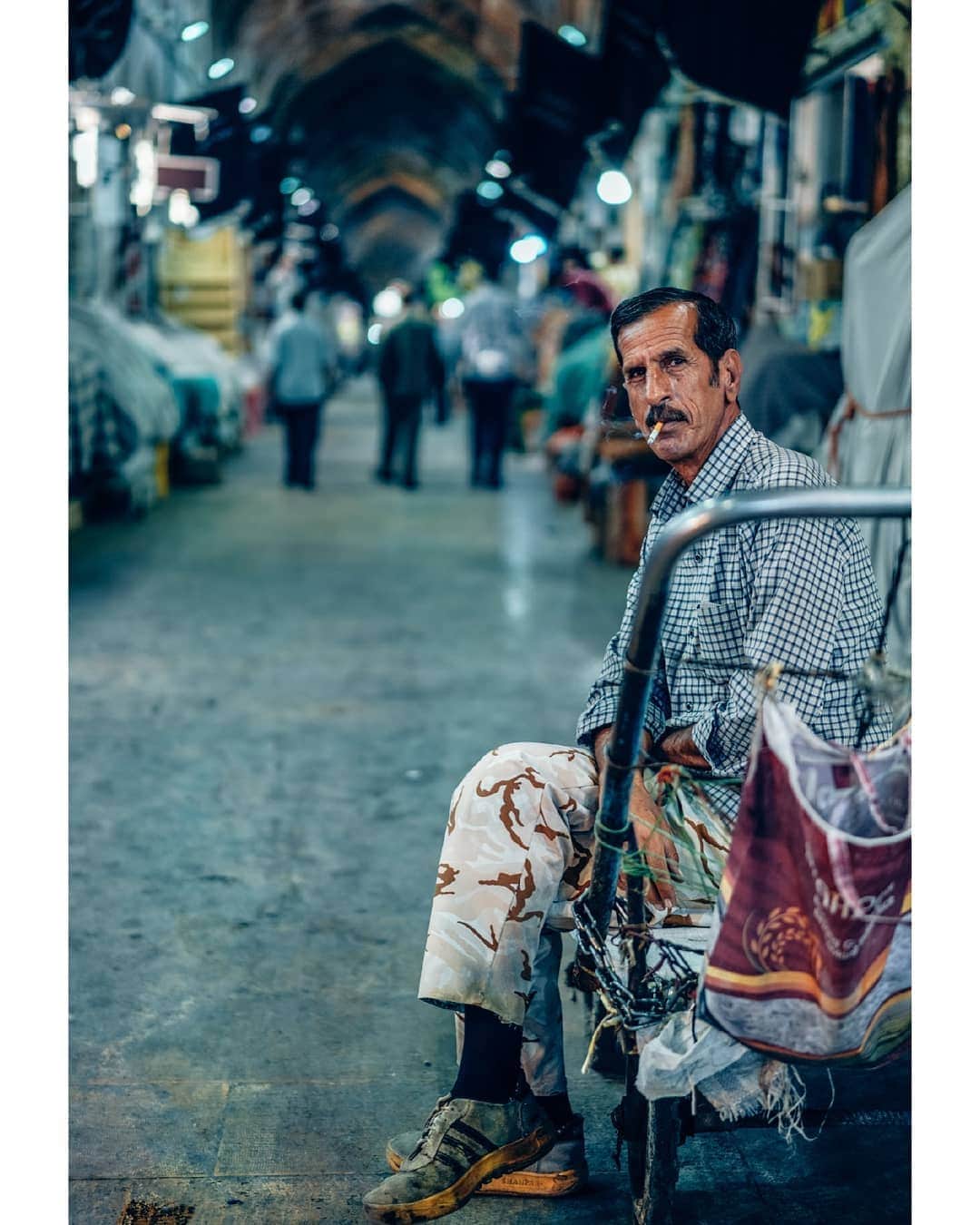 VuTheara Khamさんのインスタグラム写真 - (VuTheara KhamInstagram)「Shiraz, Iran (2019) ❤️🇮🇷 It's a series of pictures taken in Shiraz around the Bazaar, focus candid shot and street photography. . @feeliran #letsfeeliran #iran #irantravel #streetphotograhy #fromstreetswithlove #capturestreets #streets_storytelling #grainisgood #zonestreet #lightbox #gf_streets #streetdreams #streetphotographyworldwide #hcsc_street #aspfeatures #streetphotographersmagazine #cobblescope #bestofstreet #streethoney #lifeframer #street_is_life #in_public_collective #everybodystreets #friendsinprofile #lensculture_streets #aboutstreetphotography #photoobserve #lensculturestreets #spicollective #streetleaks」10月22日 19時36分 - vutheara