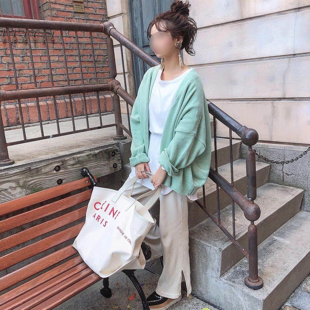 天野ゆうかさんのインスタグラム写真 - (天野ゆうかInstagram)「〜👗👖👜👟〜 . . 沢山質問いただいたので、 USJの時のコーデ載せておきます◎ #顔はエライことなってたので隠させて . . ✔︎ カーディガン.. @17kg_official (シンプルオーバーカーディガンN1201 グリーン) ✔︎ Tシャツ.. @gu_global (2019 S/S) ✔︎ パンツ .. @gu_global (2019 S/S) ✔︎ トートバッグ .. @celine ✔︎ シューズ .. @stellamccartney ✔︎ イヤリング .. @theatre_products . . 今季買ったのは、ミントグリーンのカーディガンかな👗！ 褒めてくれた人多くて嬉しかった◎ オーバーサイズで色もキレイやから、 暗くなりがちなA/Wコーデのワンポイントに◎ #お気に入り . . . #ootd #USJ #ユニバコーデ #USJコーデ #fashion #fashionpost #code #codenate #cardigan #カーディガン #お団子ヘア #17kg #GU #celine #stellamccartney #theaterproducts #ミントグリーン #差し色」10月22日 19時41分 - yucca_official