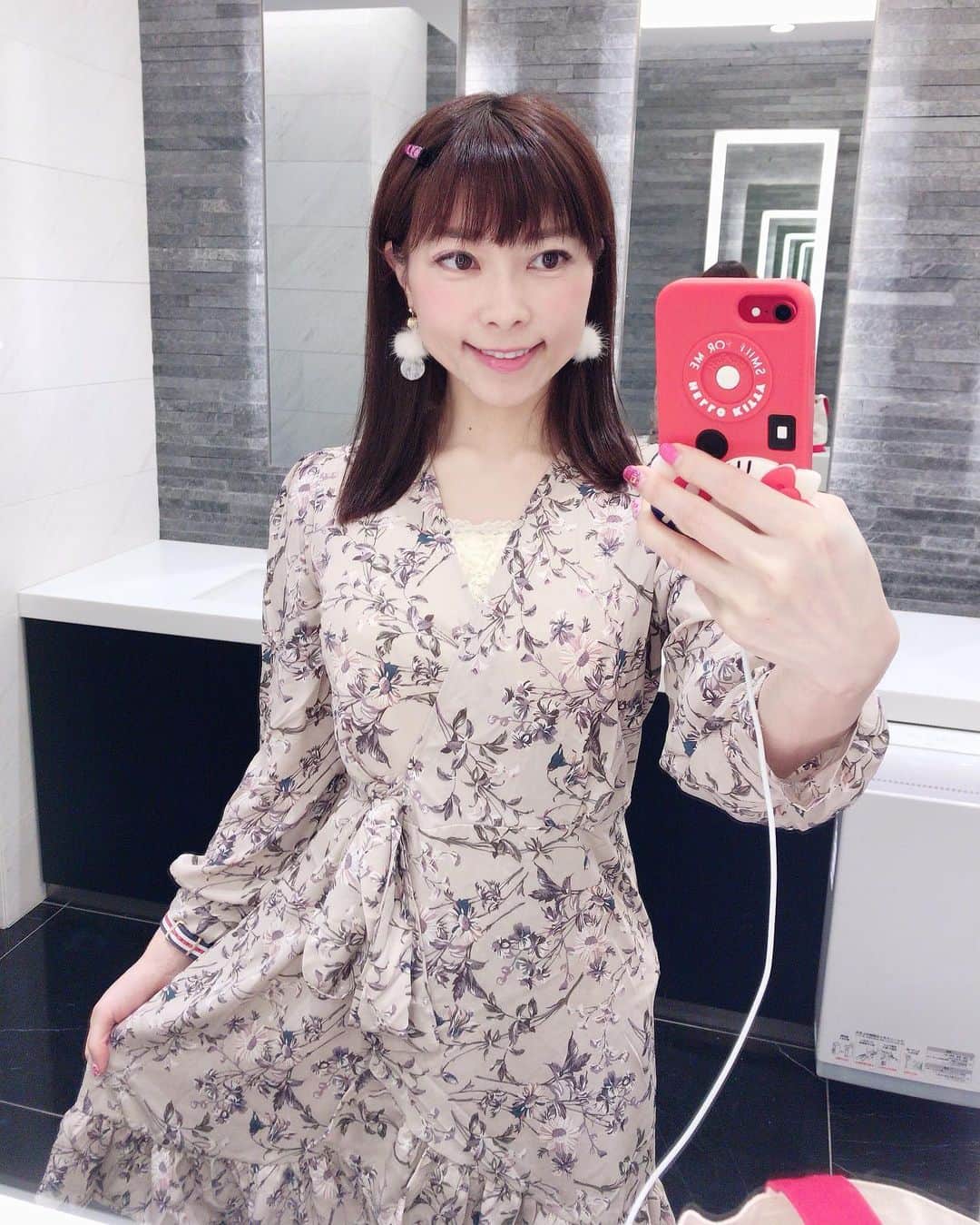 のインスタグラム：「こんばんわーぁぁ❤️❤️さっき、銀座のロッテ免税店行ってきた❤️まだ海外まで2週間くらいあるけどっっ(^o^)受け取りは出発の時ー空港で💗💗 . .  今日のコーディネートは❤️ @envylook_japan さんの お花柄のワンピース❤️❤️ . . 今日は、東京は涼しいので長袖がちょうどいいよねー！❤️ . . #envylook_japan #envylook  #ファッション #フィットネス女子 #ワンピース  #一人旅  #旅大好き #ワンピコーデ  #旅インスタグラマー　#インフルエンサー　#今日のコーデ #今日のファッション　#今日のメイク　#海外旅行 #インスタグラマー　#今日のコーディネート　#ファッショニスタ #旅好き　#タビジョ　#旅好き女子　#ひとり旅　#免税店 #旅ファッション」