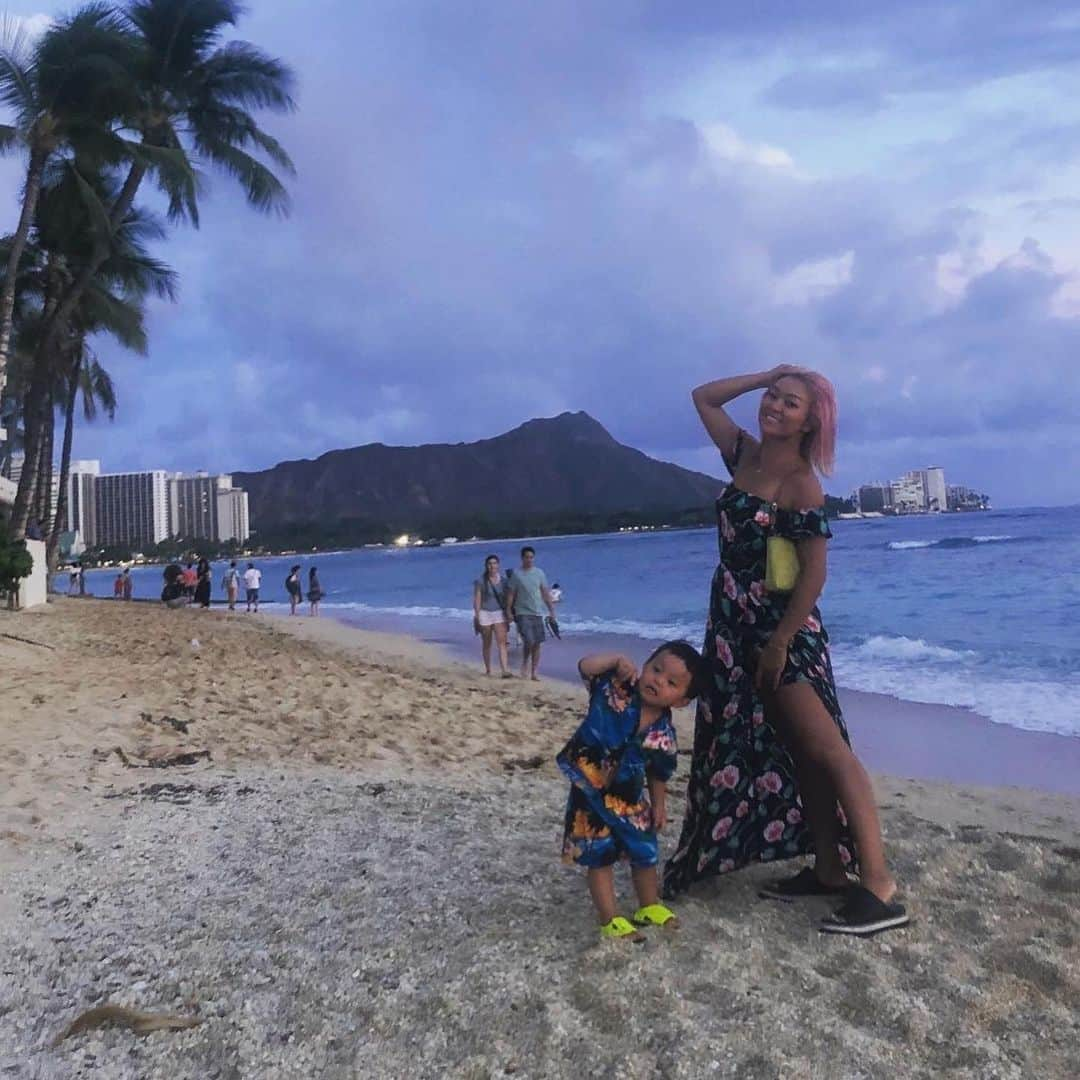 Nazukiさんのインスタグラム写真 - (NazukiInstagram)「Hawaii  Sunset🌅 この日は曇っていたから、雲が多めだけど、それでも綺麗✨  日本は、最近めっきり寒くなってきた😓雨多いし☂️ ハワイ思い出振り返ってると暖かい気分になる😊🤗 #Hawaii  #trip #aloha #hawaiilife #sunset #beach #ハワイ  #ハワイ旅行　#子連れハワイ #サンセット」10月22日 19時51分 - nazuki_08