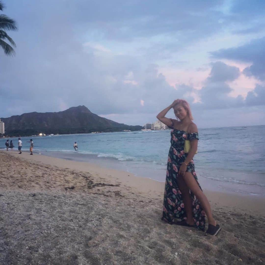 Nazukiさんのインスタグラム写真 - (NazukiInstagram)「Hawaii  Sunset🌅 この日は曇っていたから、雲が多めだけど、それでも綺麗✨  日本は、最近めっきり寒くなってきた😓雨多いし☂️ ハワイ思い出振り返ってると暖かい気分になる😊🤗 #Hawaii  #trip #aloha #hawaiilife #sunset #beach #ハワイ  #ハワイ旅行　#子連れハワイ #サンセット」10月22日 19時51分 - nazuki_08