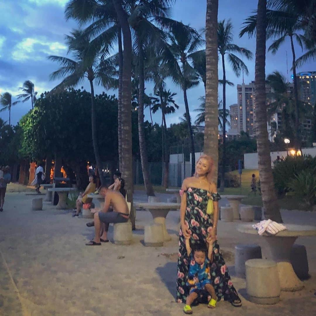 Nazukiさんのインスタグラム写真 - (NazukiInstagram)「Hawaii  Sunset🌅 この日は曇っていたから、雲が多めだけど、それでも綺麗✨  日本は、最近めっきり寒くなってきた😓雨多いし☂️ ハワイ思い出振り返ってると暖かい気分になる😊🤗 #Hawaii  #trip #aloha #hawaiilife #sunset #beach #ハワイ  #ハワイ旅行　#子連れハワイ #サンセット」10月22日 19時51分 - nazuki_08