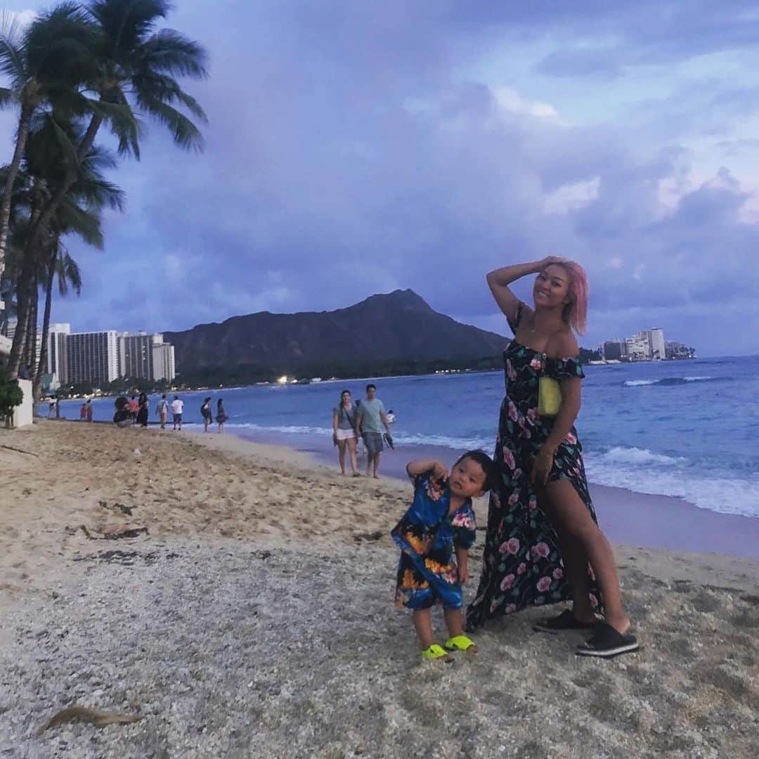 Nazukiのインスタグラム：「Hawaii  Sunset🌅 この日は曇っていたから、雲が多めだけど、それでも綺麗✨  日本は、最近めっきり寒くなってきた😓雨多いし☂️ ハワイ思い出振り返ってると暖かい気分になる😊🤗 #Hawaii  #trip #aloha #hawaiilife #sunset #beach #ハワイ  #ハワイ旅行　#子連れハワイ #サンセット」
