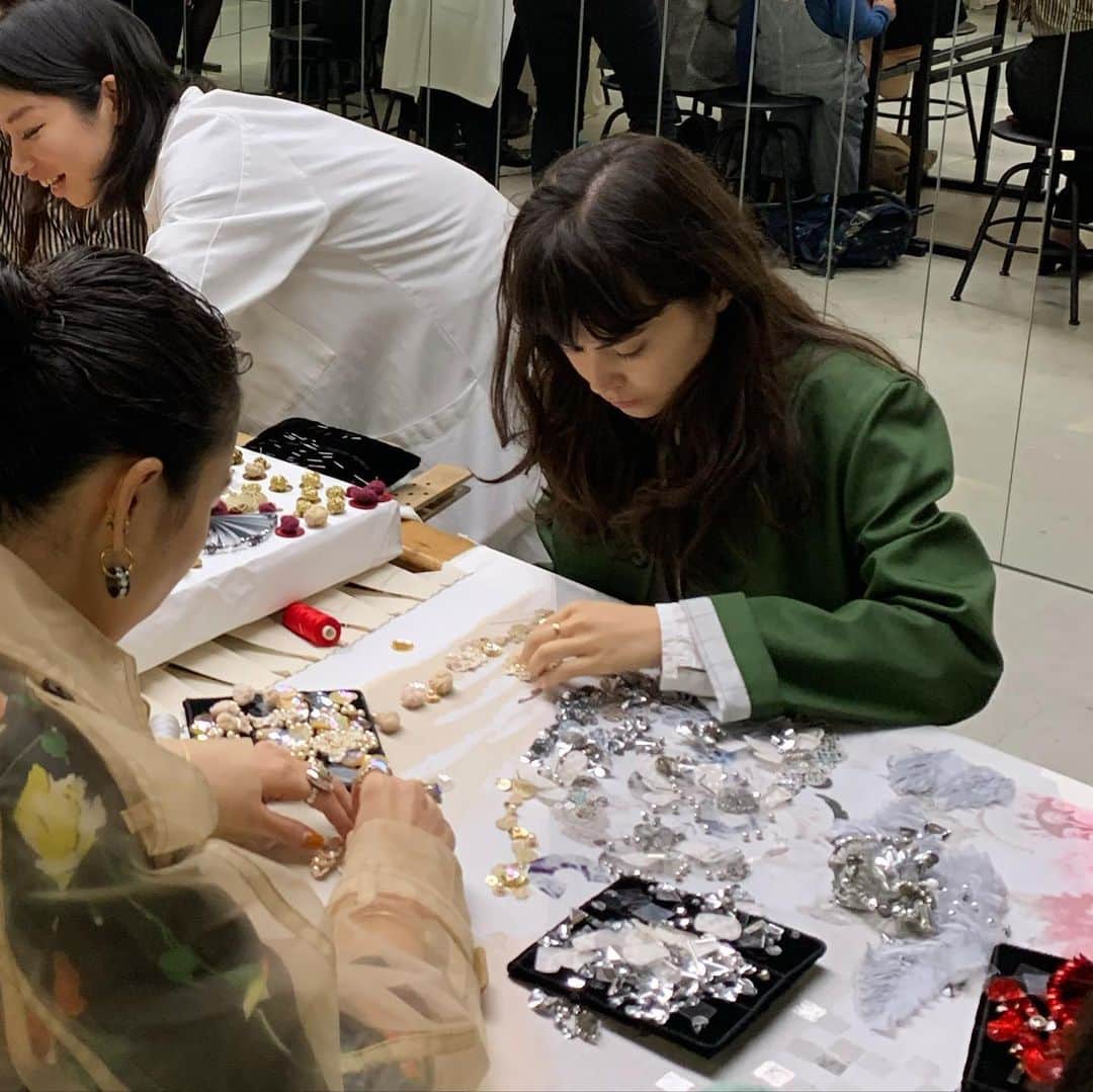 エイミーのインスタグラム：「刺繍体験。細かい作業好き。 #mademoiselleprive @chanelofficial @ellejapan」