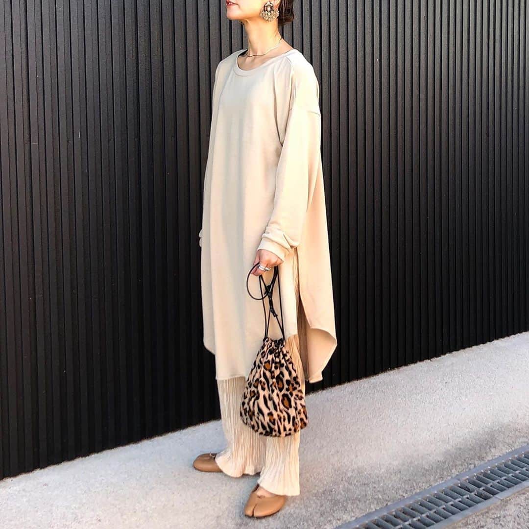 のインスタグラム：「10月22日(火) . . @duna.gc のベージュわんぴ‪⸜‪‪☺︎‬⸝‬‪‪ バックボタンがかわいい︎❤︎❤︎ . . #duna #kaumo_fashion #locari #ponte_fashion #ootd_kob #r_fashionista #mineby3mootd #おちびコーデ #おちびの輪 #プチプラコーデ #シンプルコーデ #アラフォーコーデ #155cmコーデ #大人カジュアル #オトナカジュアル #ワントーンコーデ #ベージュコーデ #yotsukoro #5300jn #巾着バッグ #ヒョウ柄バッグ #サテンパンツ #howdy111 #howdyコーデ #ハウディ #足袋バレエ #donobanweb #ニットワンピース」