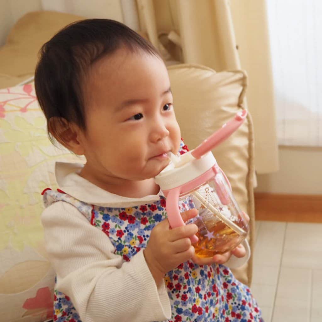 Makikoさんのインスタグラム写真 Makikoinstagram 飲んでるときのお顔がなんかおもしろくて じっと観察 ストローマグ 寝起きでボー 前髪が伸びない オン眉 というよりオンデコ 1歳 生後13ヶ月 女の子 親バカ部 10月22日 19時59分 Batako93