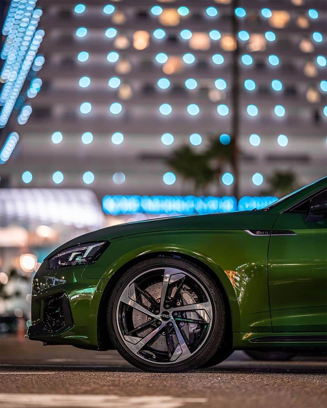 アウディ ジャパンさんのインスタグラム写真 - (アウディ ジャパンInstagram)「大胆な造形のエアインレット、5アームトラペゾイドデザインの20インチ鍛造アルミニウムホイール、鮮やかなソノマグリーン メタリックのボディカラー。  夜の街の煌びやかな雰囲気の中に決して埋没しない、センセーショナルな存在感を放っています。  Photo by @wasabitool  #Audi #RS5 #AudiRS5 #アウディRS5 #Audijapan #アウディ #AudiSport #tokyocameraclub #東京カメラ部 #carwithoutlimits #carsofinstagram #Audiworld #Audigenic #OwnEverySecond #Sportcar #夜景 #夜景ら部 #車好きな人と繋がりたい」10月22日 20時00分 - audijapan