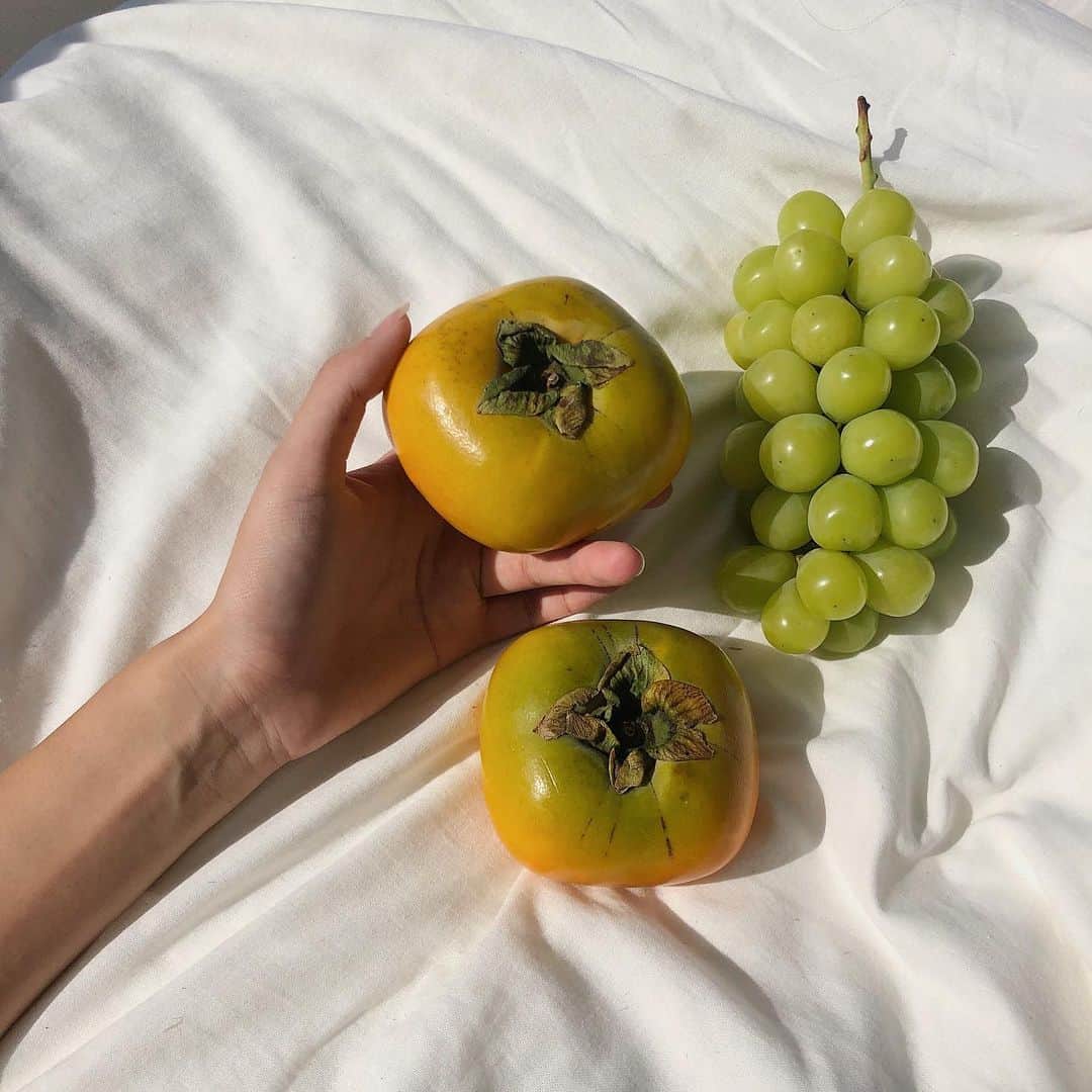 岩崎志保のインスタグラム：「🍇🌕🌾🍂 . フルーツとか野菜は割とそのまま売ってたりするけどどうせすぐ捨てちゃうし包装いらないよね、ってことに気づいた2日目🙋‍♀️ . #nosingleuseplastic」