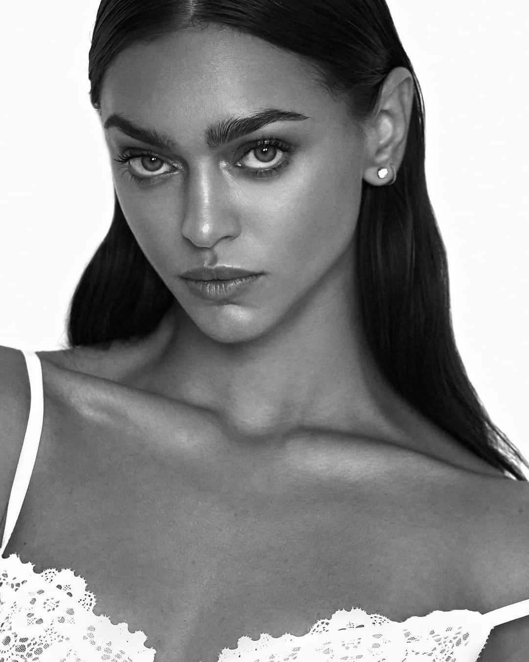 Zhenya Katavaのインスタグラム：「После заката 🐰」