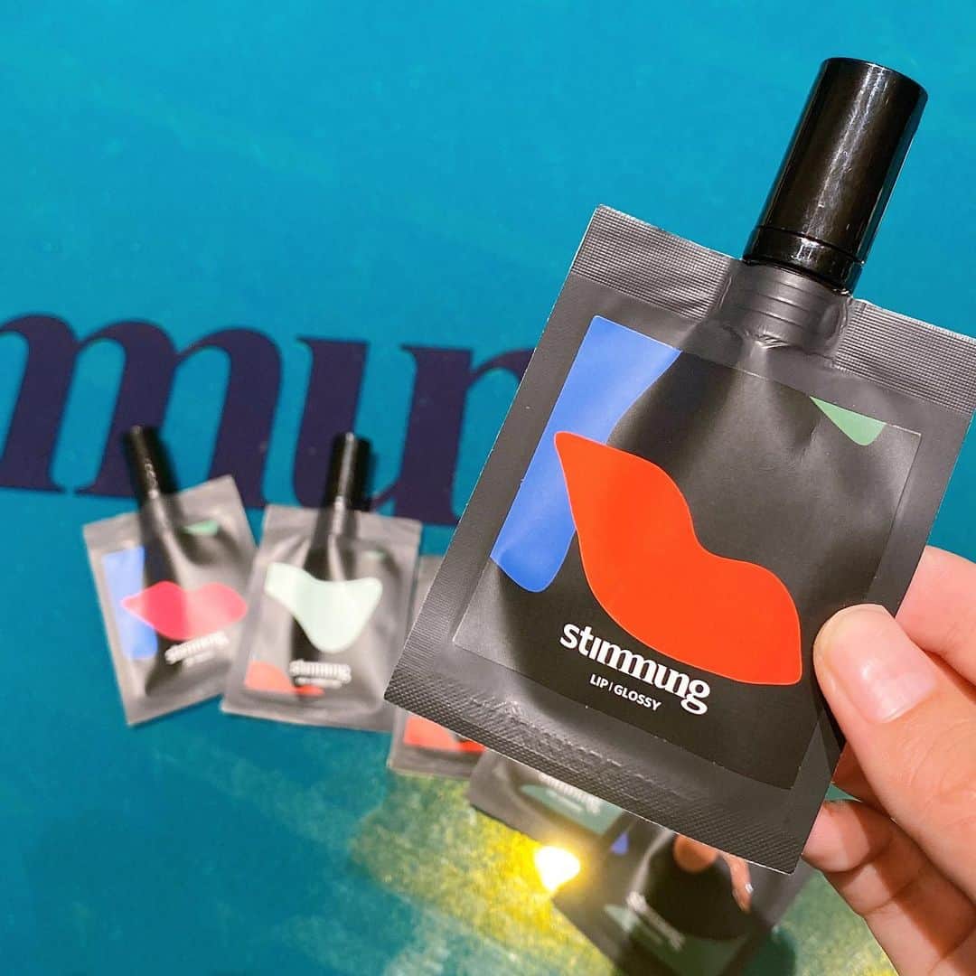 のインスタグラム：「キーワードは#日替わりコスメ 👀✨﻿ ﻿ 韓国発のコスメブランド﻿ 「stimmung（スティモン）」が日本初上陸✈️💗﻿ ﻿ パウチ型の薄くて軽いパッケージの﻿ リップ、アイグリッター、フェイスコレクターの﻿ 3種でなんと全44色と豊富なカラー展開😳‼️﻿ ﻿ 1週間使い切りサイズで¥500（税別）と﻿ リーズナブルなので気軽にお試しできるのが嬉しい✨﻿ 公式サイトにて10/21（月）より販売開始との事です♩﻿ ﻿ そして10/24（木）〜11/1（金）には﻿ ラフォーレ原宿に期間限定の﻿ ポップアップストアもオープンするんだとか🙌🏻♡﻿ ﻿ 自分にぴったりのカラーを手に取って﻿ 探せちゃいます！﻿ お近くをお通りの際、ぜひ立ち寄って﻿ みてはいかがでしょうか😘﻿ ﻿ ﻿ #stimmung #スティモン #韓国コスメ﻿ #新作コスメ #リップ #アイシャドウ ﻿ #新商品 #発表会レポ #コスメ﻿ #andGIRL #アンドガール﻿」