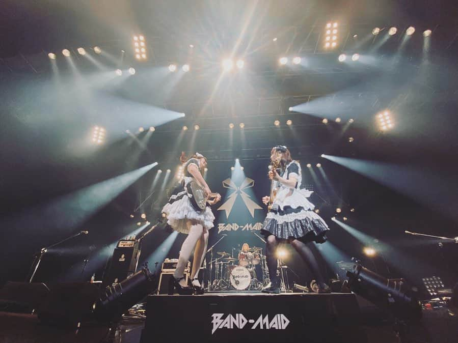 遠乃歌波さんのインスタグラム写真 - (遠乃歌波Instagram)「BAND-MAID WORLD DOMINATION TOUR 2019-2020【激動】の第二章day2 大阪でした✨✨ . 次の日が小鳩のお誕生日だったので、リハーサル終わりにお祝いしました💕🥂🎂 . 小鳩喜んでくれた！✨ お誕生日おめでとうだよ〜💕 今年も誕生日プレゼントは、マッサージ券で(｀･ω･´) 身体ほぐしてきてほし〜！！ . . day3は、宮城です！ . . #bandmaid #激動ツアー #PRS #mesaboogie #japaneserock #japaneserockband」10月22日 20時10分 - kanami_bandmaid