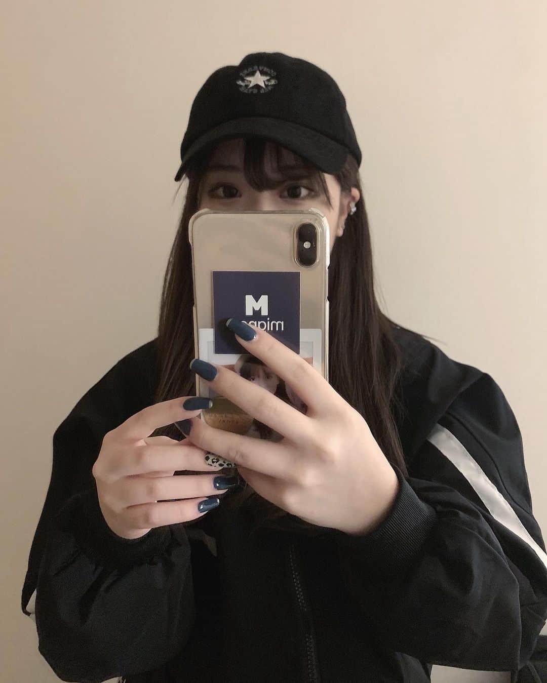 おもてちゃんのインスタグラム：「. #m_mignon のステッカーiPhoneに貼った〜📱 非売品ナリ」