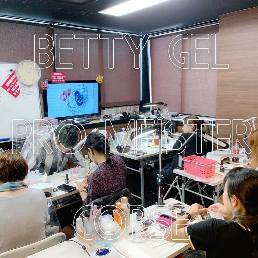 なかやまちえこさんのインスタグラム写真 - (なかやまちえこInstagram)「2019.10.22 Betty gel Pro Meister Corse . Free Lesson day. #nail #nails #nailart #ネイル #美甲 #ネイルアート  #clou #nagel #ongle #ongles #unghia #japanesenailart #manucure #네일 #젤네일 #네일아트 #네일리스트 #japanesenails #manicurist #gelnails #أظاف #PREGEL #PREGELセミナー #なかやま仕事 #なかやまセミナー」10月22日 20時24分 - chiekonakayama