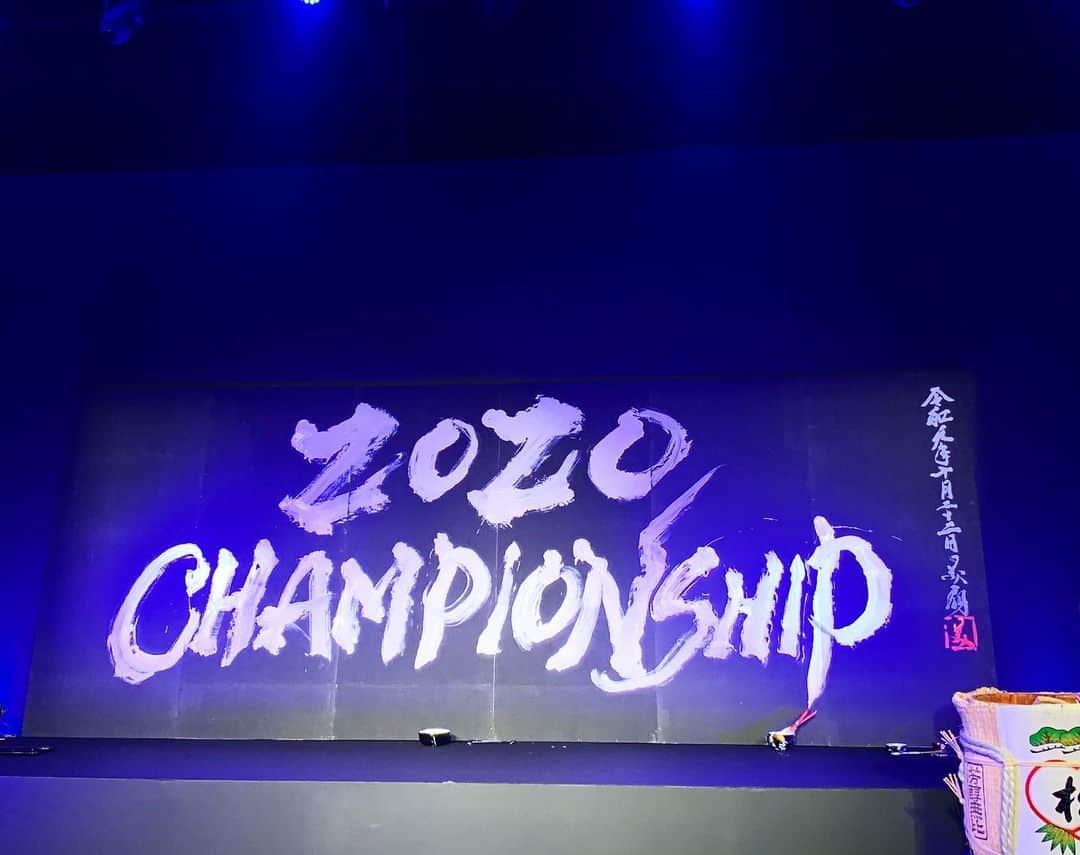 青柳美扇さんのインスタグラム写真 - (青柳美扇Instagram)「「ZOZO CHAMPIONSHIP」 日本初のPGAツアー！ オープニングアクトとしてタイトルを揮毫させていただきました🙏 タイガーウッズ さんをはじめ、ZOZO前社長の前澤さん、選手の方々や著名な方々約150名ほど来賓されるパーティでした🙂！ ZOZO CHAMPIONSHIPは明日から開催されます！ 是非ご覧ください！ ご縁に感謝🙏  #zozo #tigerwoods #zozochampionship #PGAツアー　 #artwork #art #architecture  #beauty #ゴルフ　#aoyagibisen #青柳美扇 #love #golf  #instadaily #JAPAN#j #japanese #手書き #tatto #calligraphy #japanesecalligraphy #calligrapher #書道 #書道家 #ink #書道パフォーマンス #美扇筆 #training #artist #ZOZOチャンピオンシップ」10月22日 20時19分 - aoyagibisen