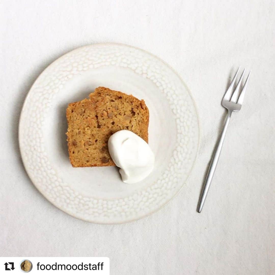 なかしましほ（foodmood）さんのインスタグラム写真 - (なかしましほ（foodmood）Instagram)「#Repost @foodmoodstaff with @make_repost ・・・ 今週末の26日(土)は、会津自然塾さんがいらっしゃいます。  25日(金)、26日(土)の2日間限定で自然塾さんのにんじんを使ったキャロットケーキをご用意いたします🥕 先月お持ちいただいたにんじんがとても甘くて美味しく、ぜひこちらを使っておやつを作りたいと思いました！ もちろんお料理にも◎  そのほかにもたくさんの有機野菜を販売してくださいますので、ぜひこの機会にお越しくださいね。  フードムード ☎️042-573-0244  #なかしましほ  #フードムード  #foodmood  #キャロットケーキ  #にんじんケーキ  #人参  #会津自然塾  #有機野菜」10月22日 20時32分 - foodmoodshop