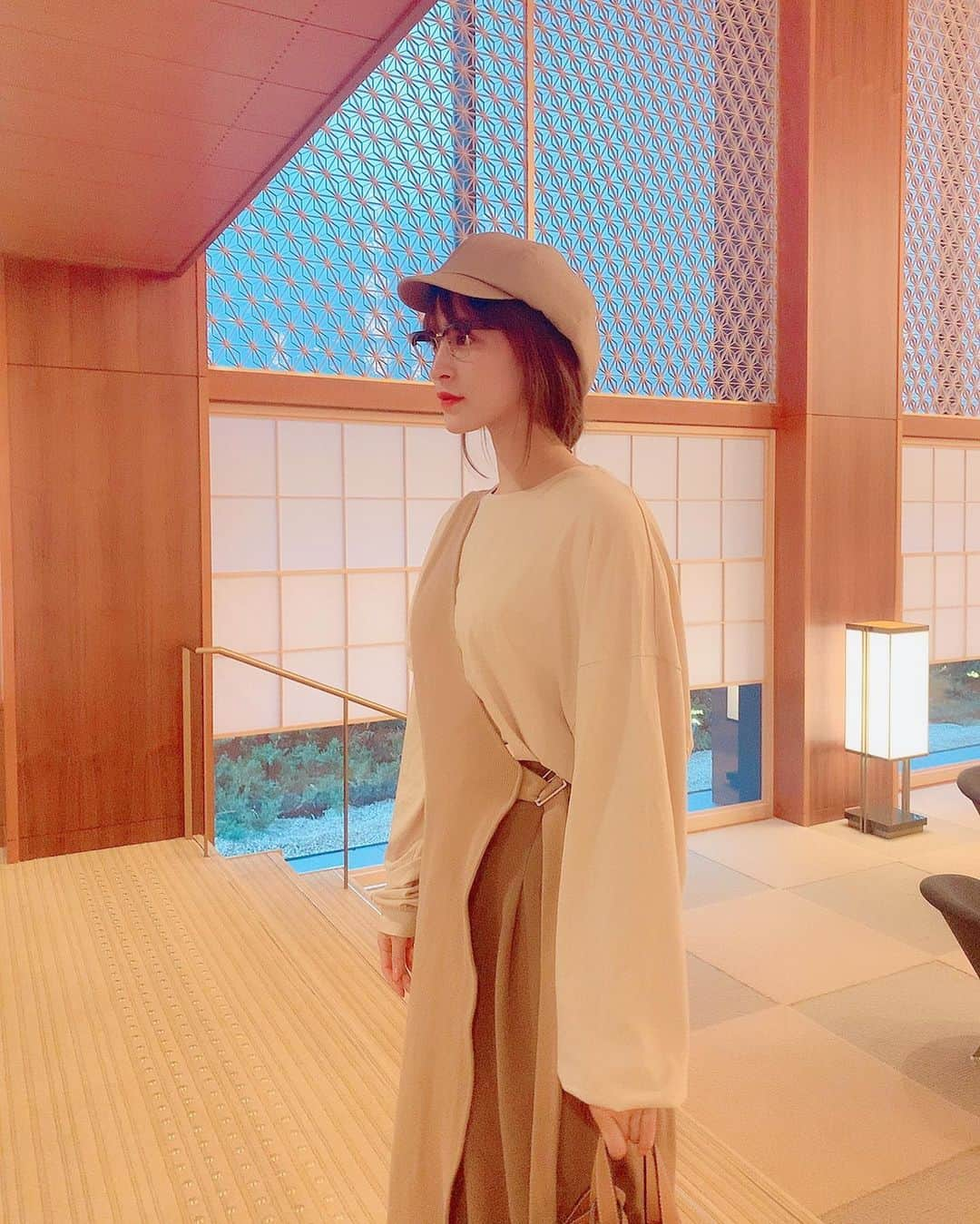 野崎萌香さんのインスタグラム写真 - (野崎萌香Instagram)「新しく生まれ変わったオークラへ📍  秋の日のしふく🌰  glasses... vintage  Casquette... @ca4la_official  long T shirt& Knit &pants... @valmuer_official  bag... @loewe  boots... import」10月22日 20時26分 - moeka_nozaki