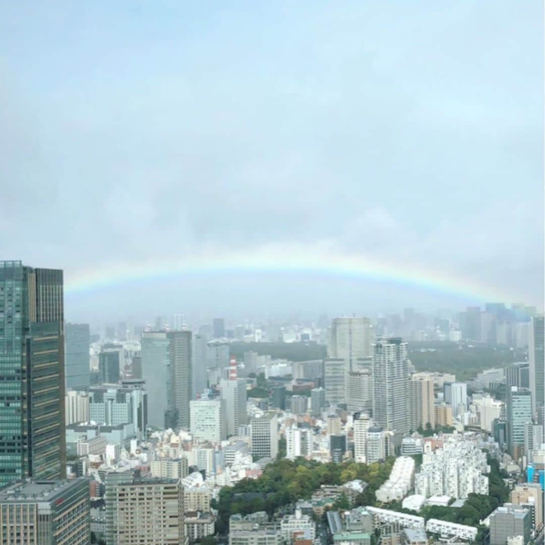 花總まりさんのインスタグラム写真 - (花總まりInstagram)「儀式の間だけ皇居をまたぐように虹が出るなんて感動😭 凄い凄いと叫んでしまいました🌈 ブログに最近のもう一つの感動も書いたので、そちらも見て下さい🤗」10月22日 20時30分 - hanafusamari_official