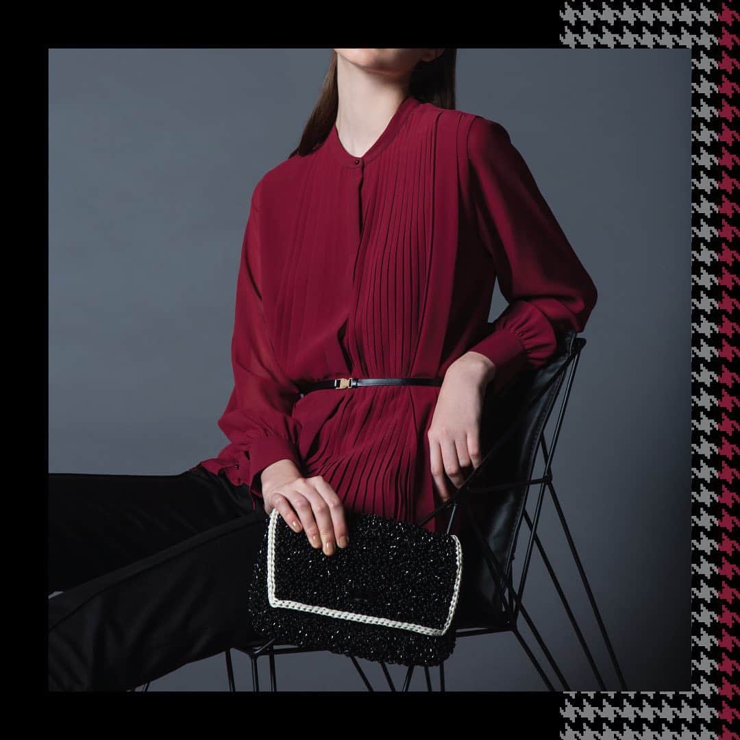ANTEPRIMAさんのインスタグラム写真 - (ANTEPRIMAInstagram)「Reach for our new feminine Poly Pleated shirt for an edgy and gauzy take. Further team up the flattering irregular pleats with our revived LUCCHETTO WIREBAG in contrasting monochrome outline, which would effortlessly showcase your refined chic.  #anteprima #Lucchetto #wirebag #anteprimawirebag #PolyPleated #FW19 #FallWinter2019 #ootd #bag #pleat #shirt #monochrome #chic #fashion #style #italian #luxury #photo #botd #instabag #design #ootd #アンテプリマ #패션」10月22日 20時31分 - anteprimaofficial