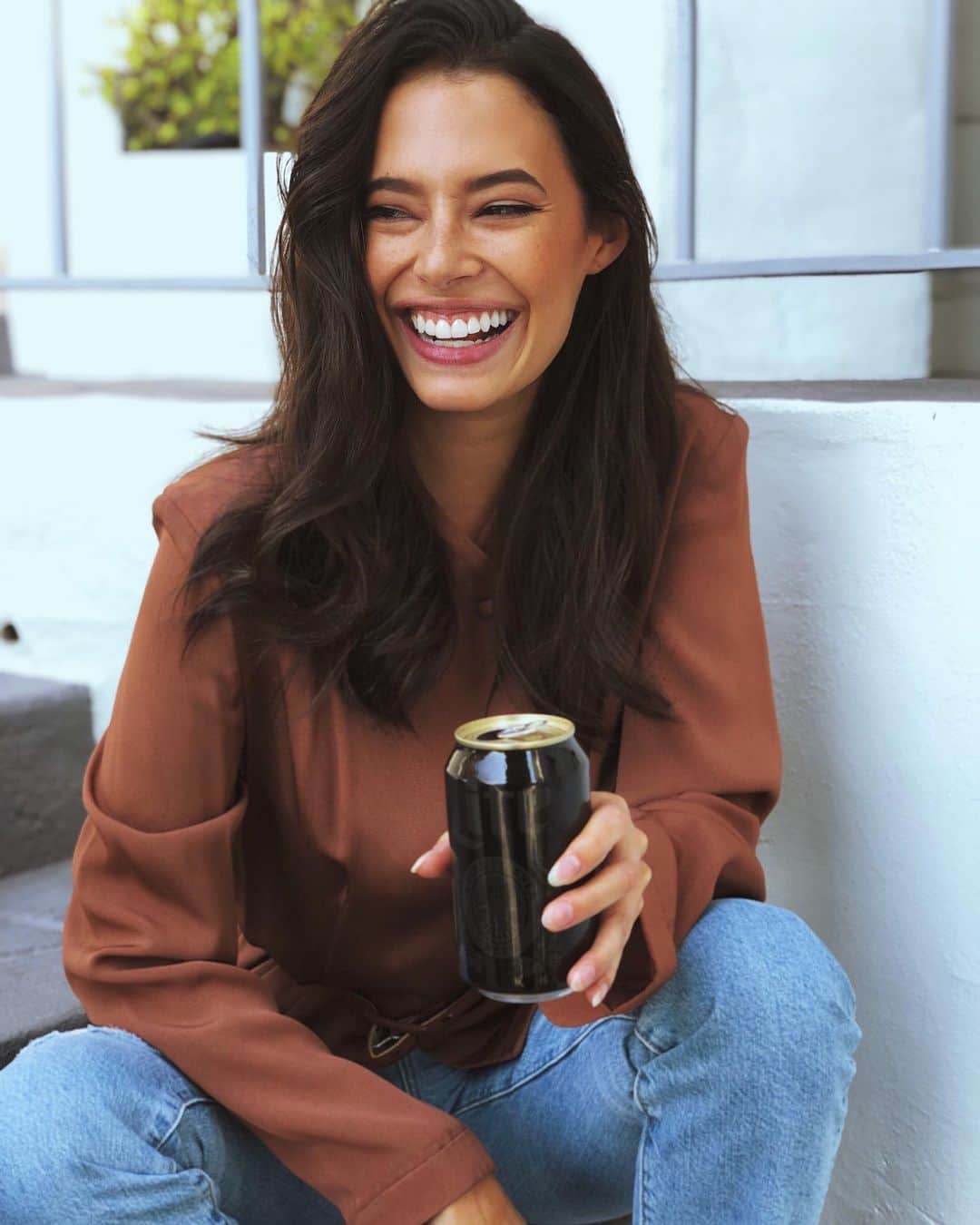 クロエ・ブリッジスのインスタグラム：「Got this special dark can from @MillerLite cause we're going dark on social media for the next 24 hours! If ya need me I'll be busy gettin back to MILLER TIME. Yes this means drinking this Miller Lite (duh) but it also means consciously valuing interactions IRL and being fully present.... which we could all afford to do. So feel free to join me and I'll see ya on the other side 🍻 #ad #ItsMillerTime」